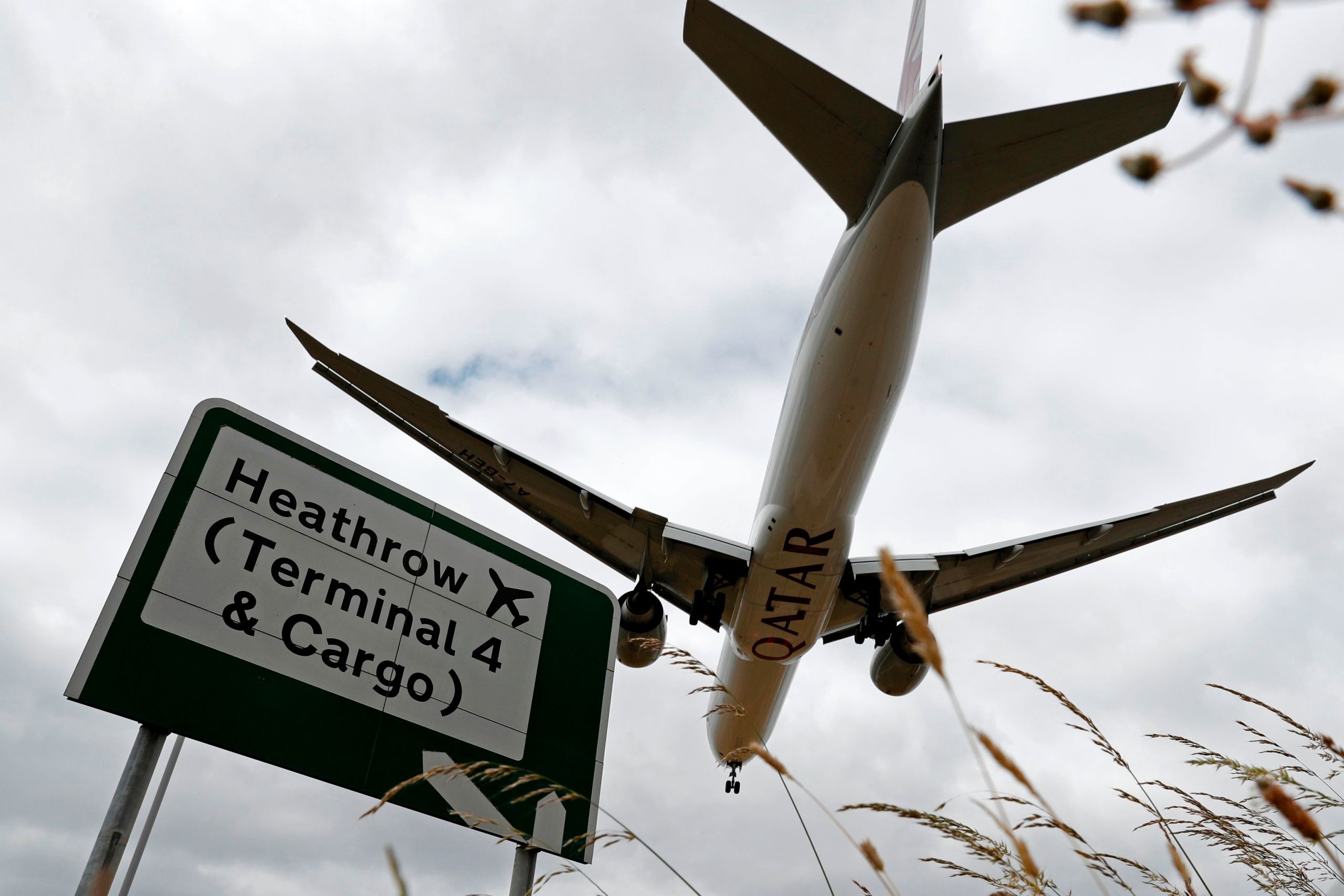 London Heathrow Airport, Passenger forecast, Summer travel, Terminal operations, 2560x1710 HD Desktop