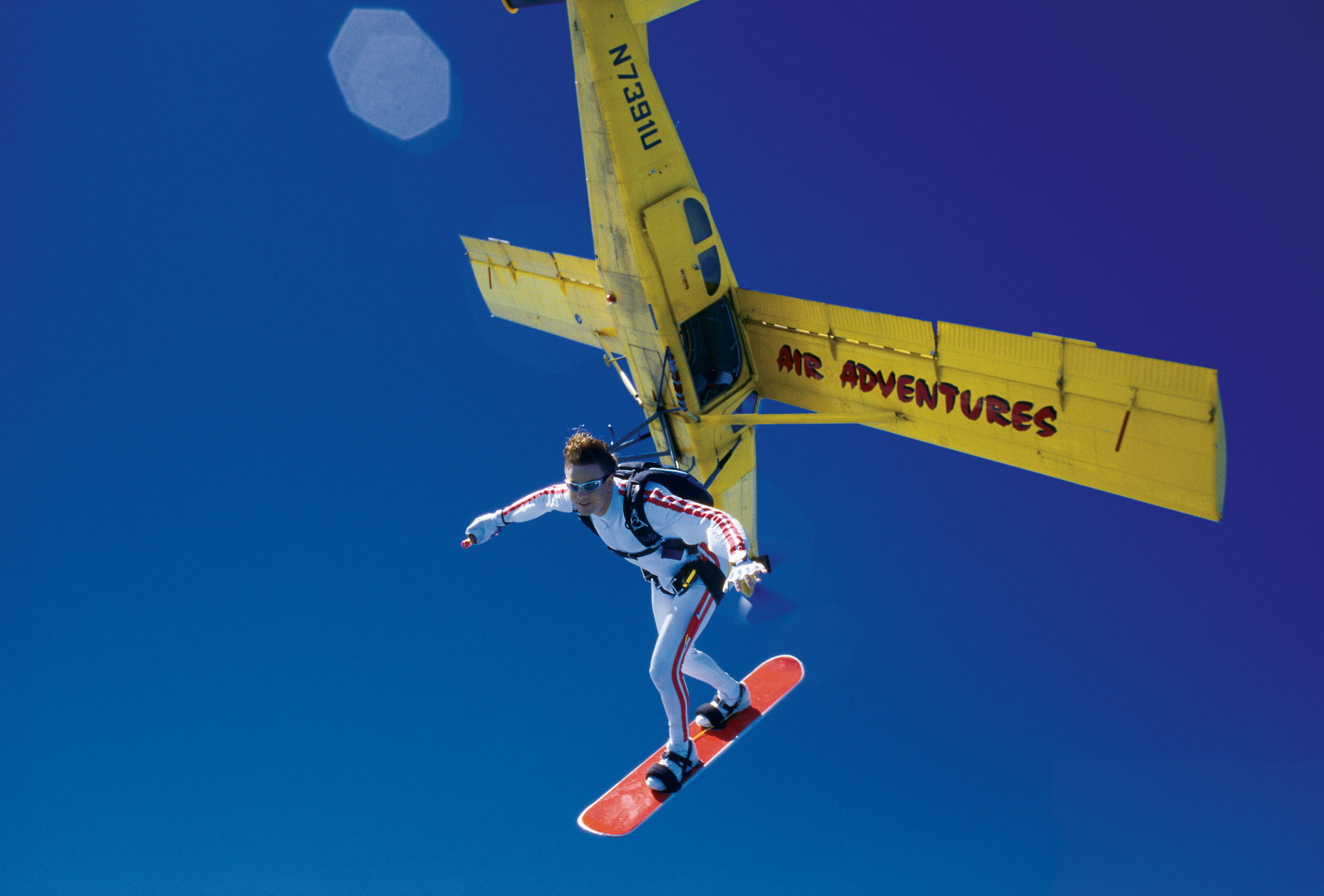 Skysurfing: Surfing-style aerobatics during freefall, Air adventures. 3000x2040 HD Background.