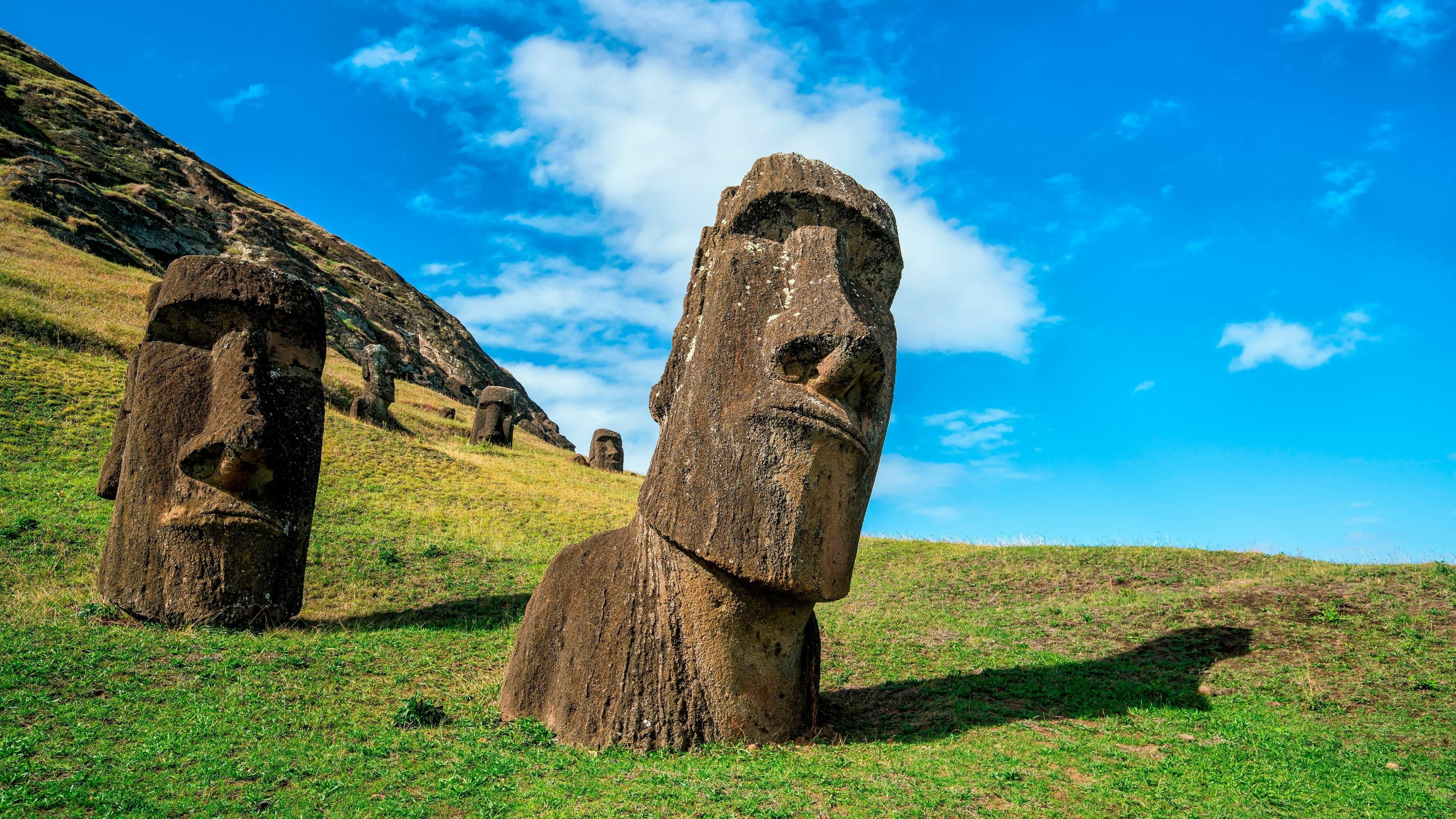 Moai: Human figures carved on Rapa Nui in eastern Polynesia between the years 1250 and 1500. 3840x2160 4K Wallpaper.
