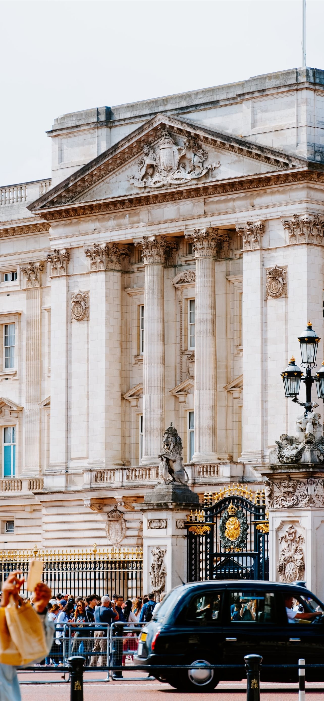 Palace: Buckingham Palace, A London royal residence, Located in the City of Westminster. 1290x2780 HD Wallpaper.