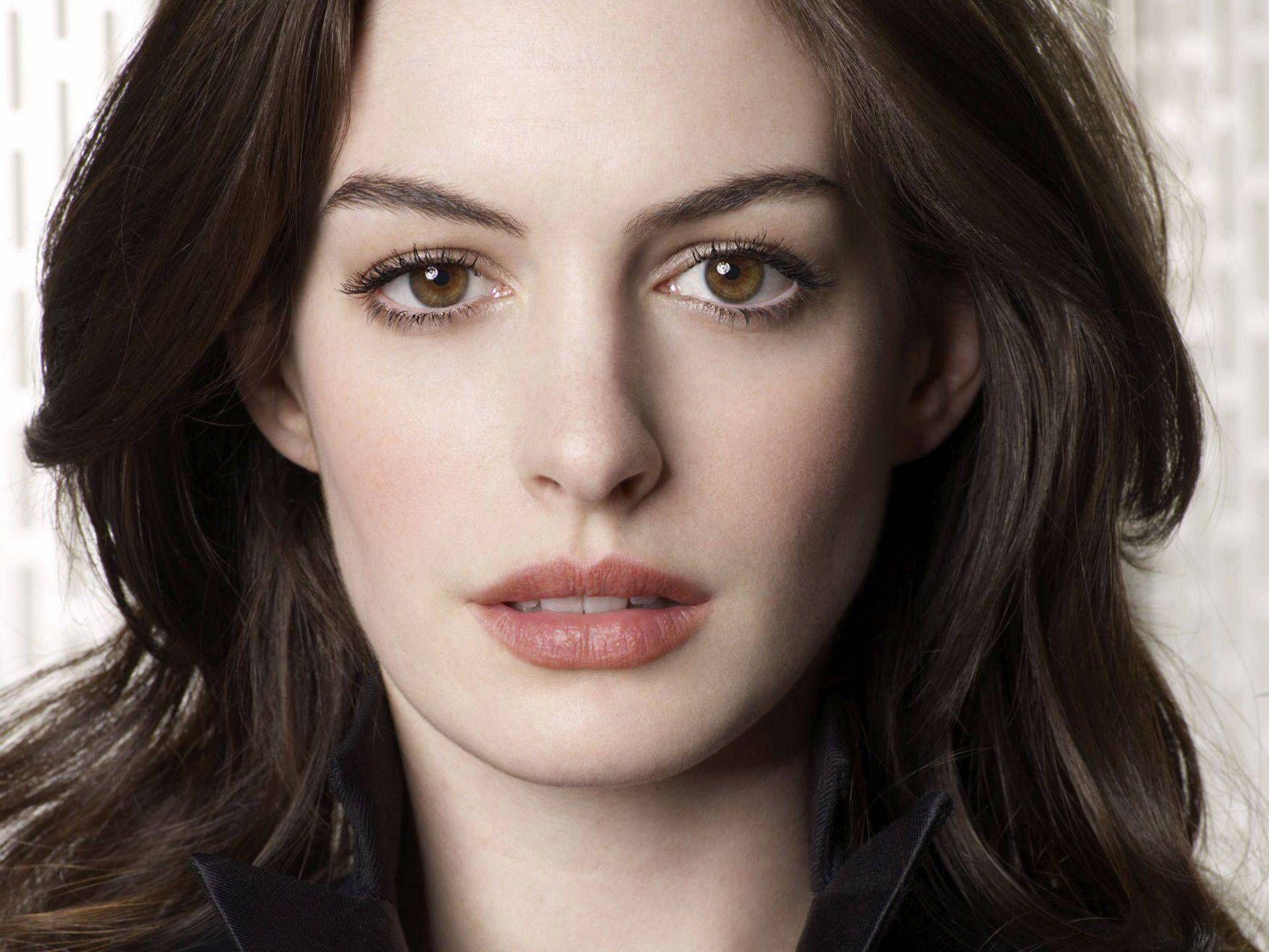 Anne Hathaway: Appeared as Liz Curran in a 2010 romantic comedy film, Valentine's Day. 1920x1440 HD Wallpaper.