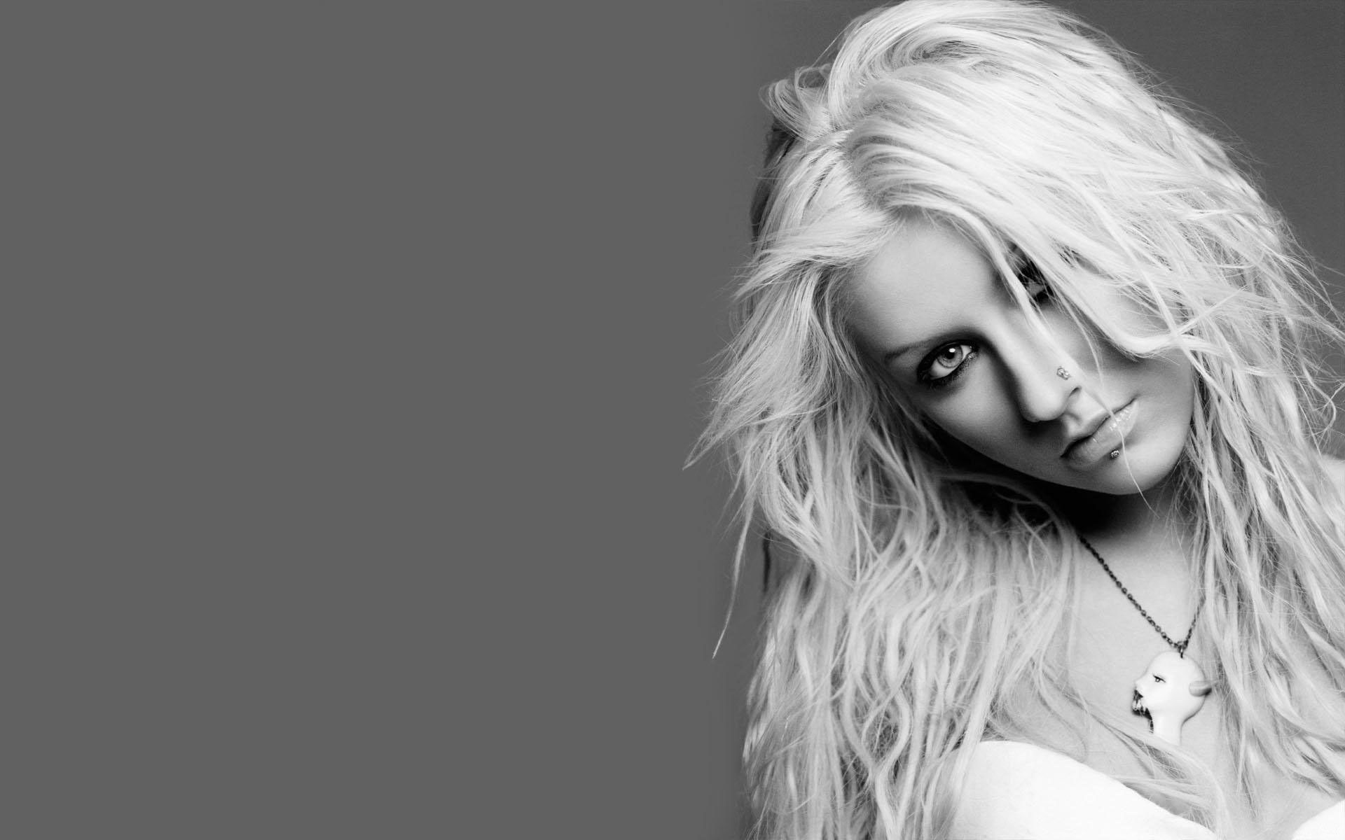 Christina Aguilera, Vocal powerhouse, Grammy-winning artist, Stage performance, 1920x1200 HD Desktop