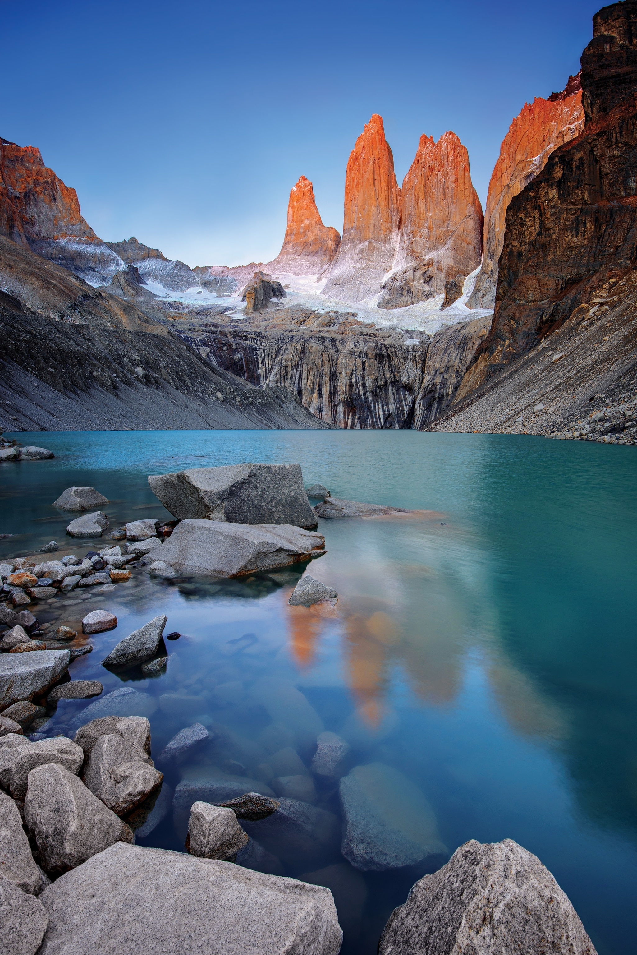 Majestätische Berge in Torres del Paine, 2050x3080 HD Handy