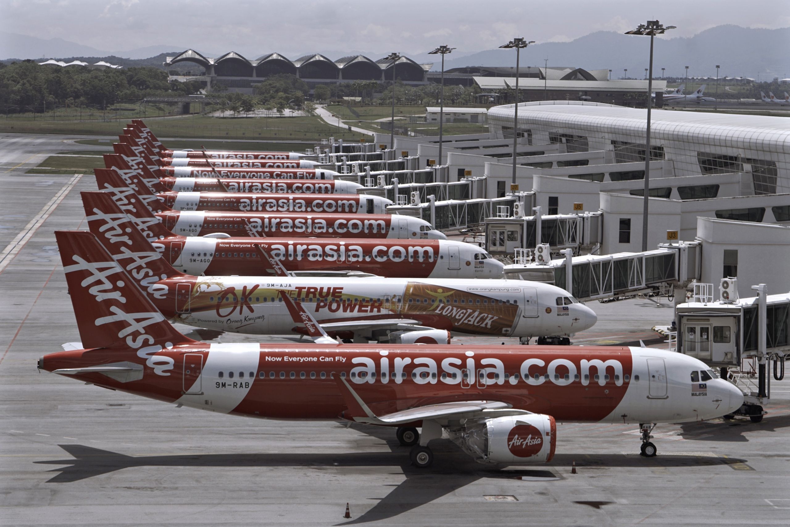 AirAsia dominance, Malaysian aviation, Flag carrier comparison, Market leader, 2560x1710 HD Desktop