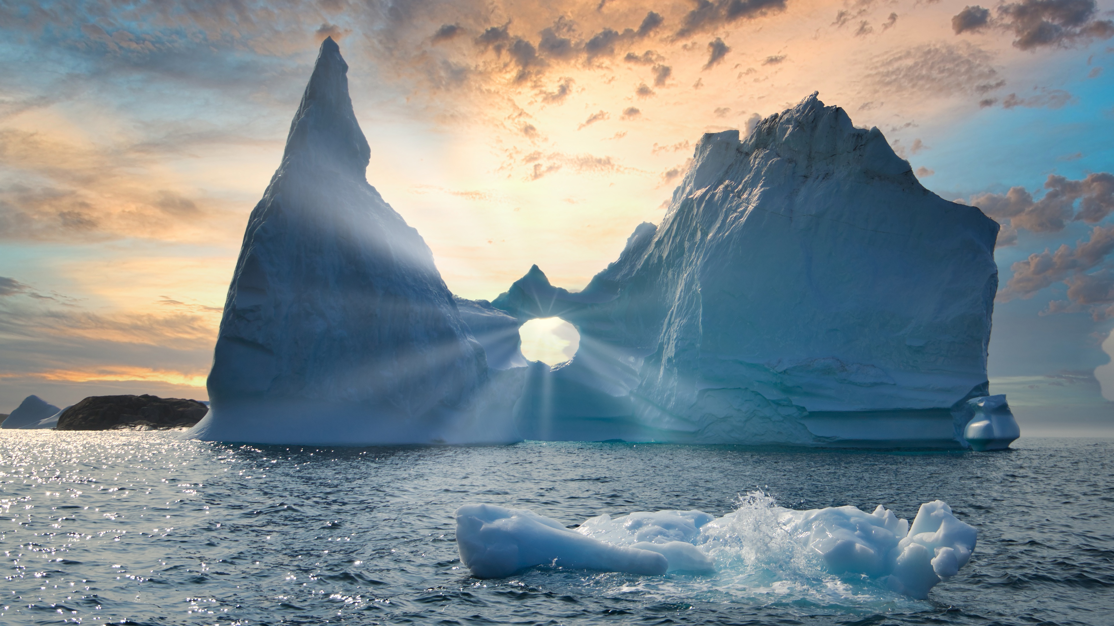 Sunlit iceberg, Majestic landscape, Nature's marvel, Captivating sight, 3840x2160 4K Desktop