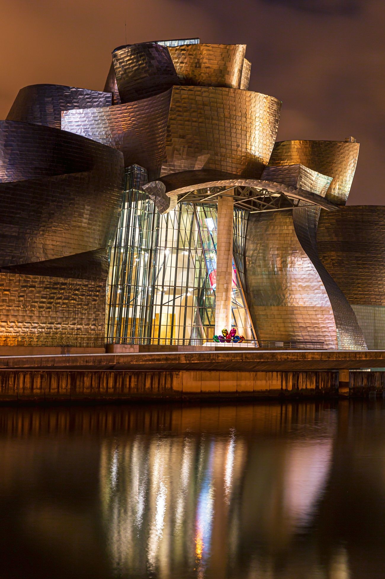 Die Schönheit des Guggenheim-Museums in Bilbao einfangen, 1300x1960 HD Handy