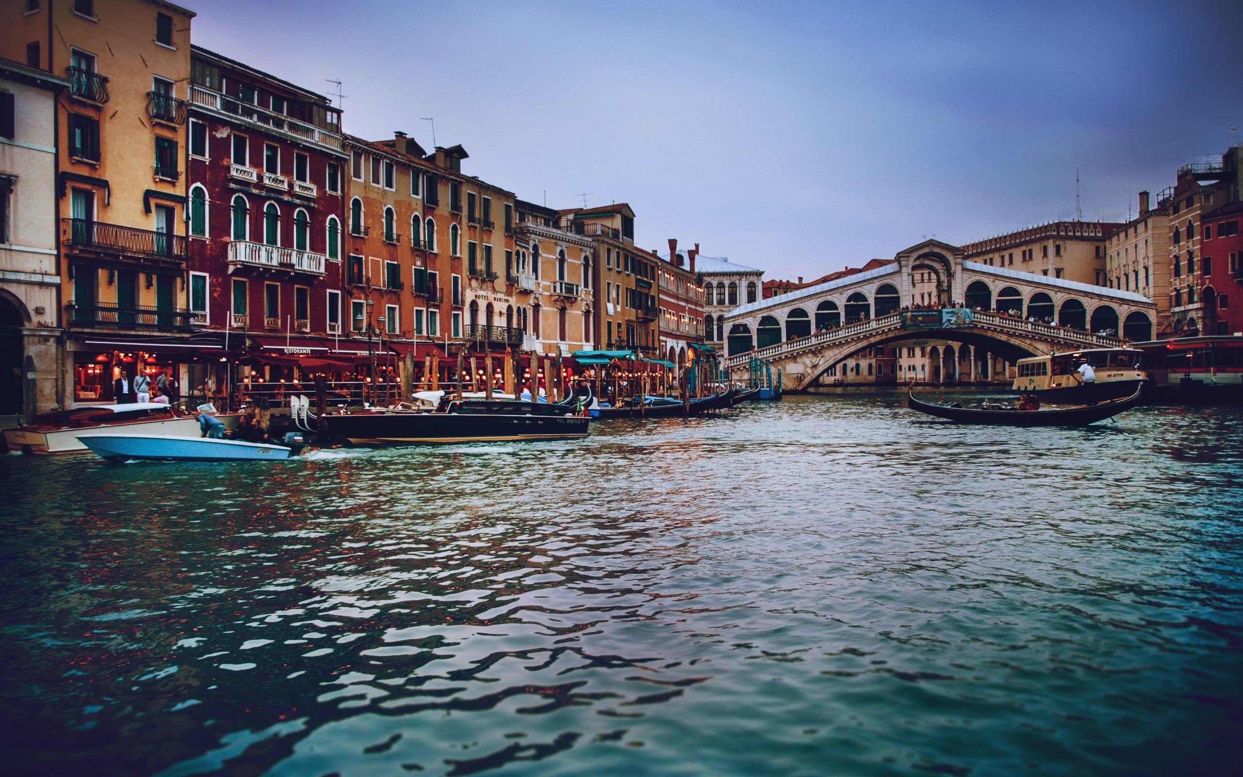 Venice Italy evening, The Grand Canal, Rialto Bridge gondolas, High-quality wallpapers, 2560x1600 HD Desktop