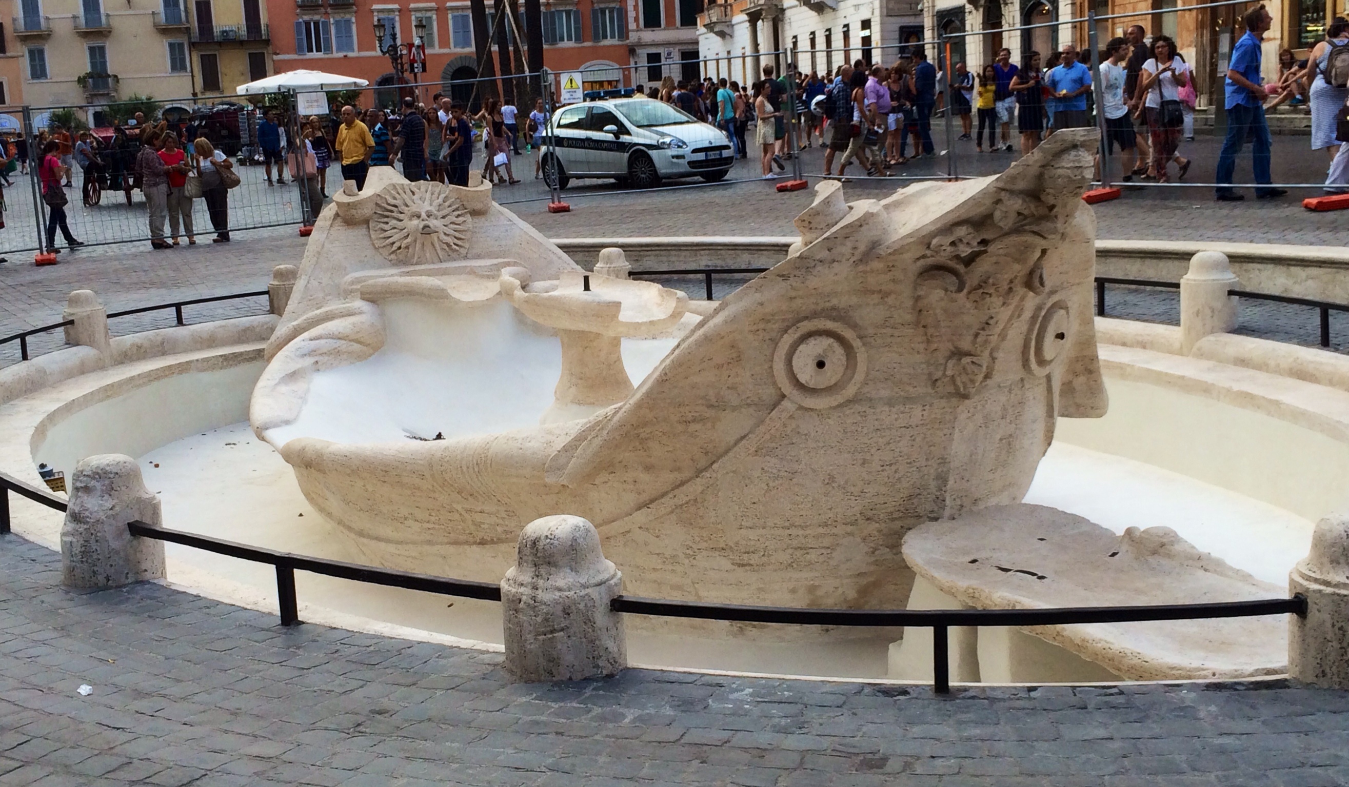 Barcaccia-Brunnen auf der Piazza di Spagna, 2630x1540 HD Desktop
