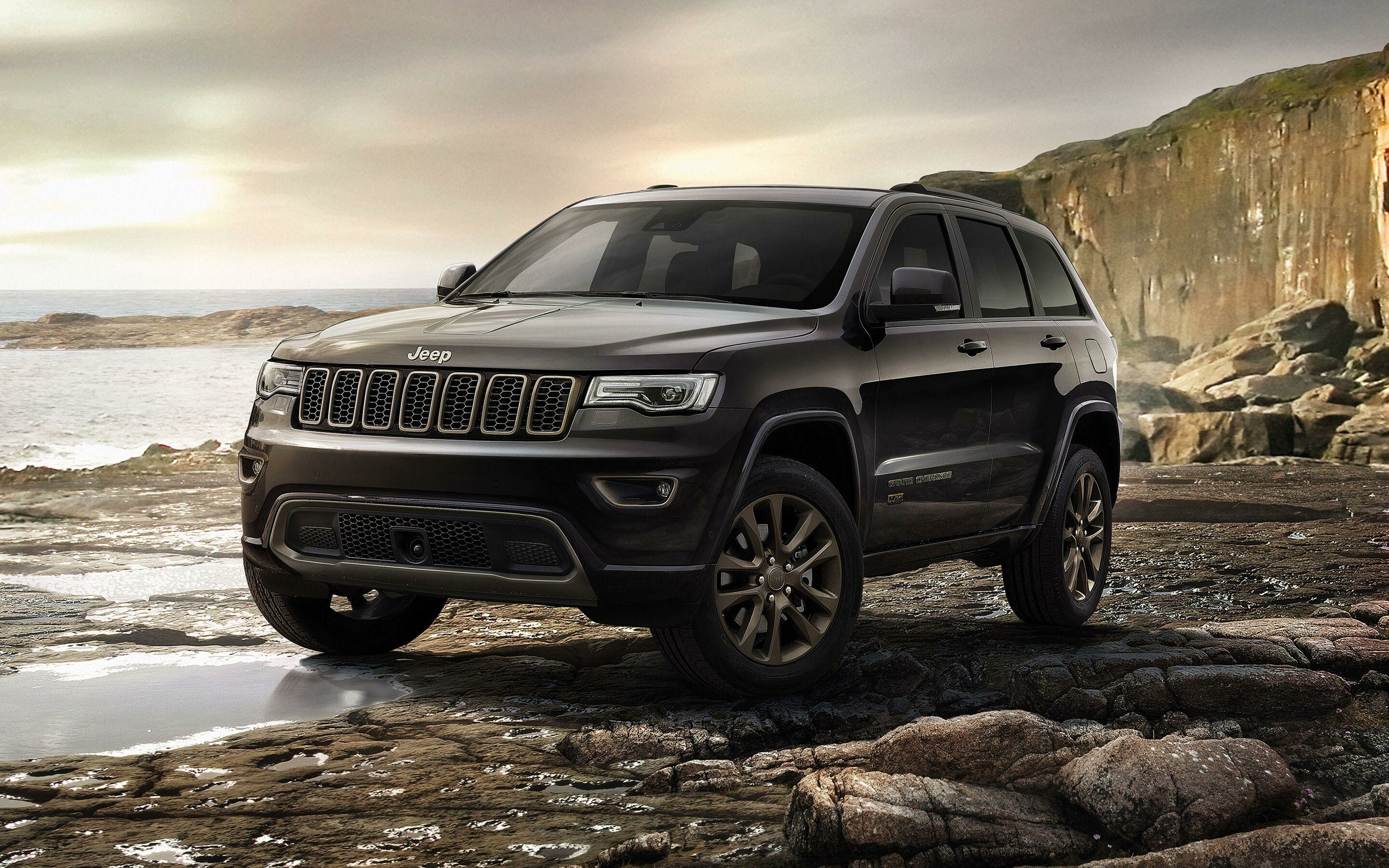 Jeep Grand Cherokee: A 5 seater SUV, Its origins date back to 1983. 2880x1800 HD Background.