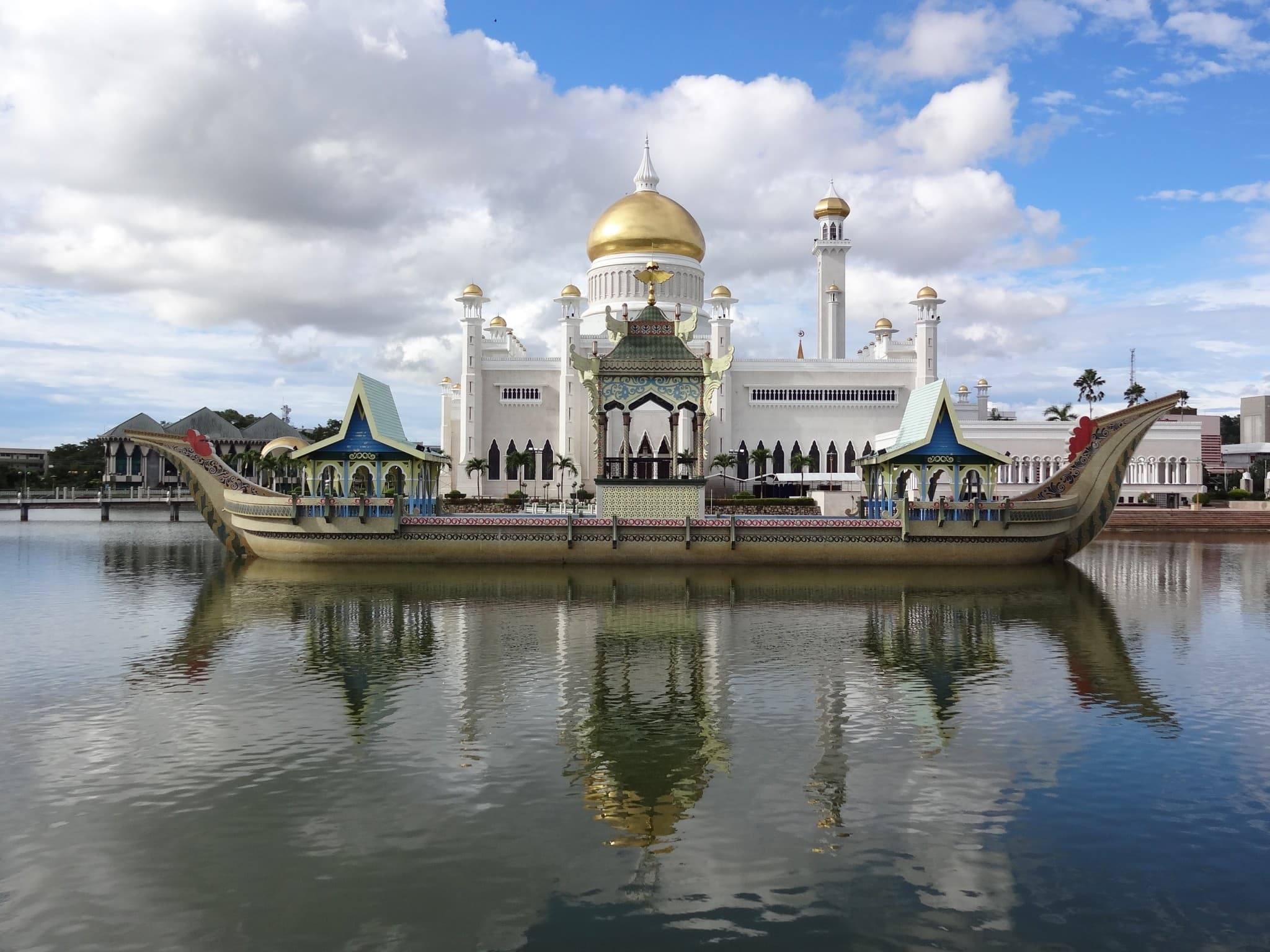 Brunei mosque, Royal barge, Chris travel blog, 2050x1540 HD Desktop