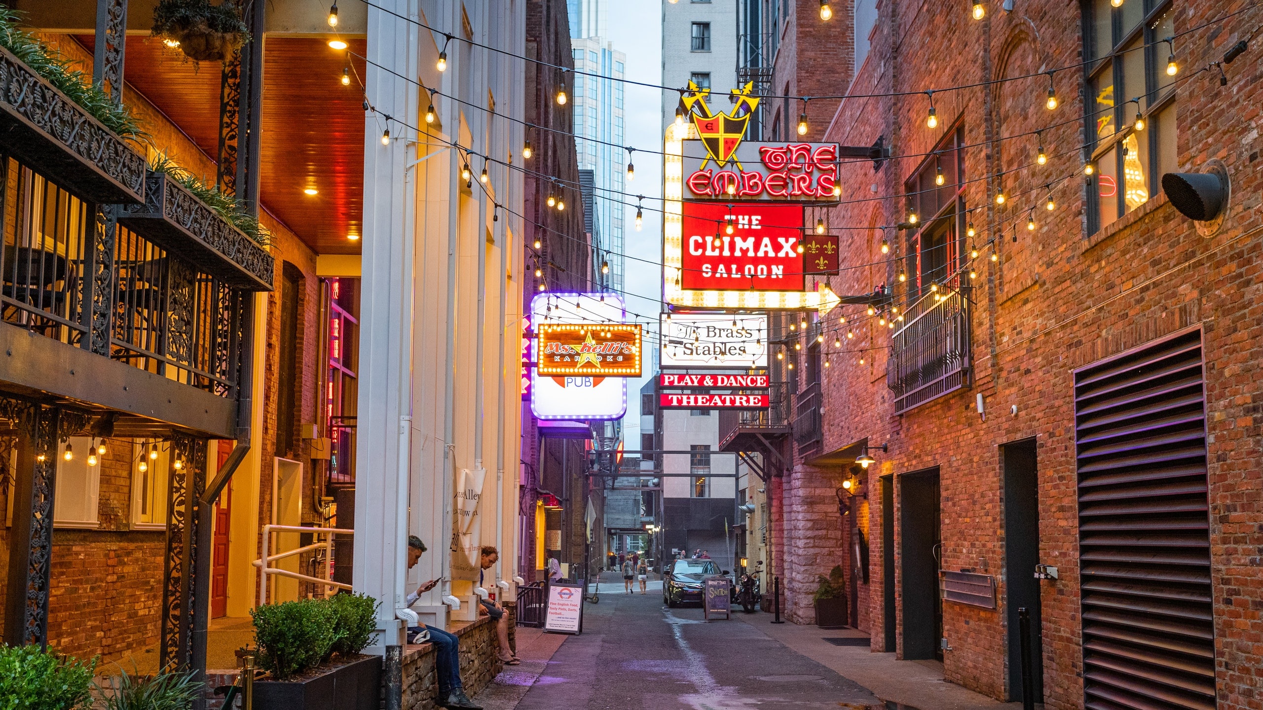 Alley: Printer's Alley in downtown Nashville, Tennessee, A nightclub and entertainment district. 2560x1440 HD Background.