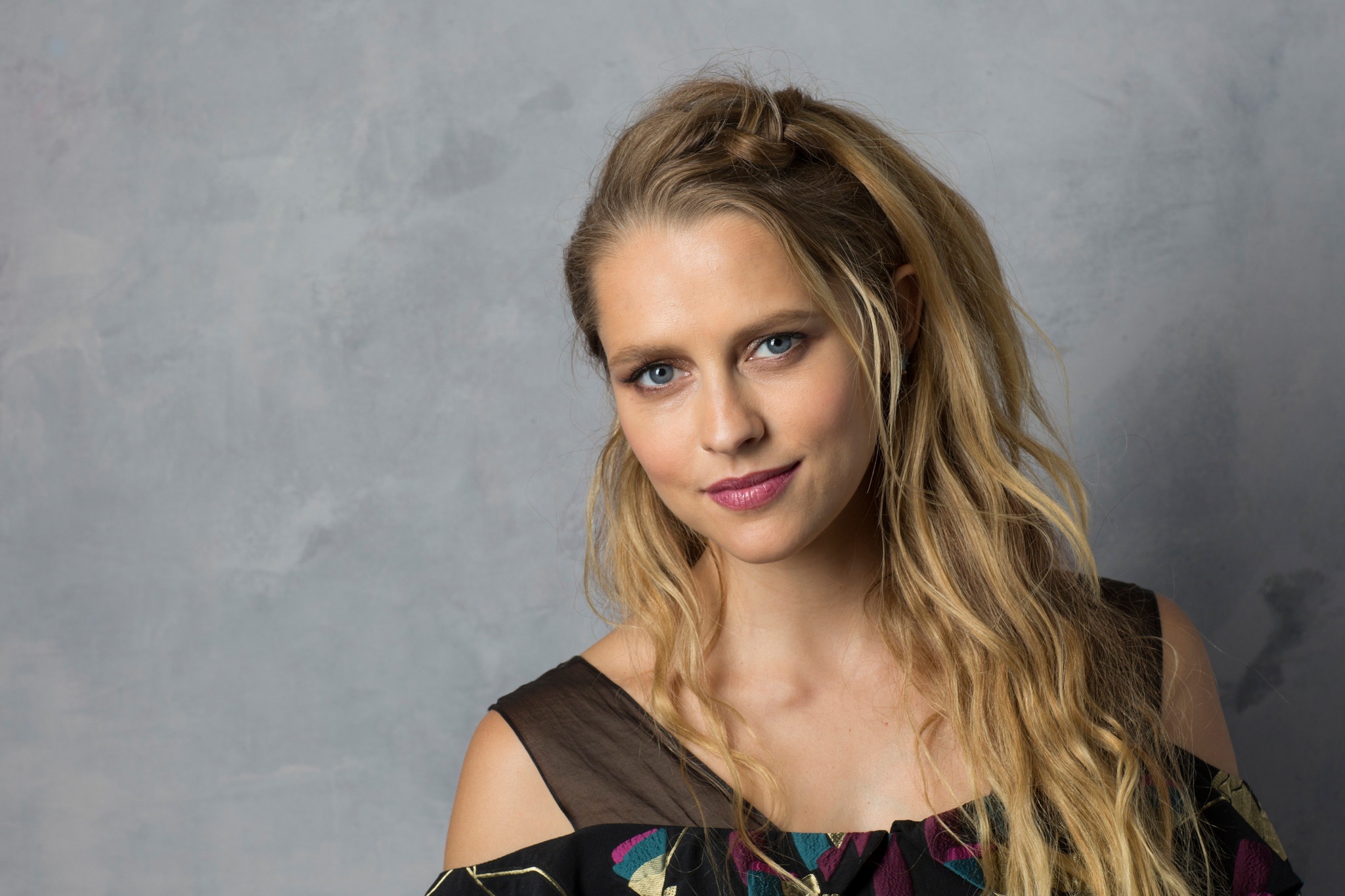 Teresa Palmer: Portrayed Rebecca in the horror film Lights Out (2016). 2050x1370 HD Wallpaper.