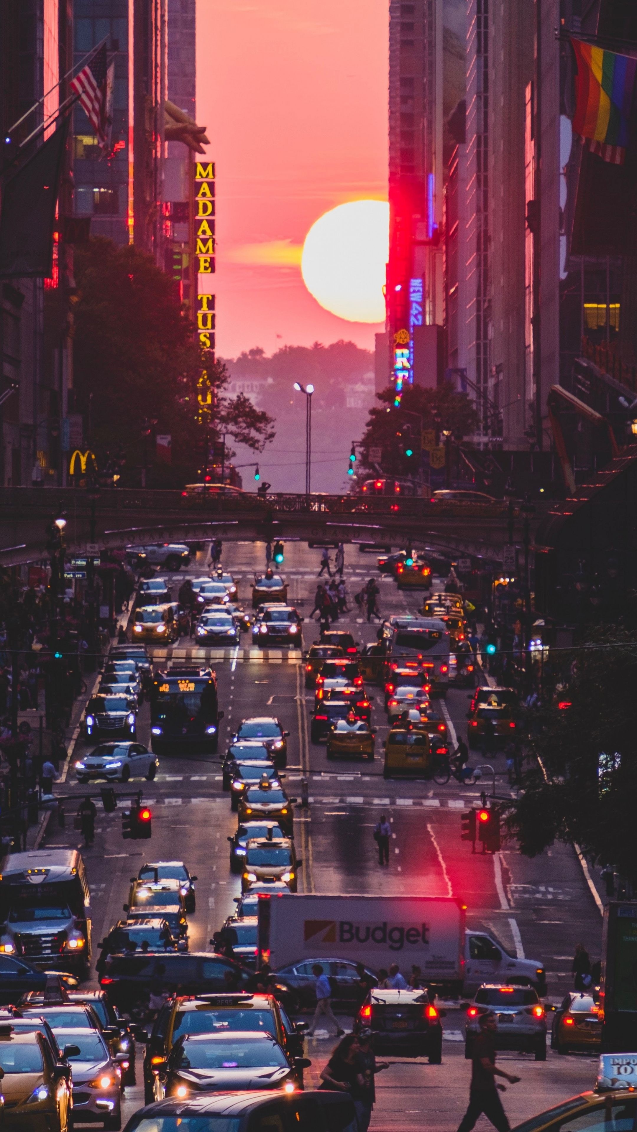 City: Amazing sunset in New York, 42nd Street, Manhattan, Madame Tussauds. 2160x3840 4K Wallpaper.
