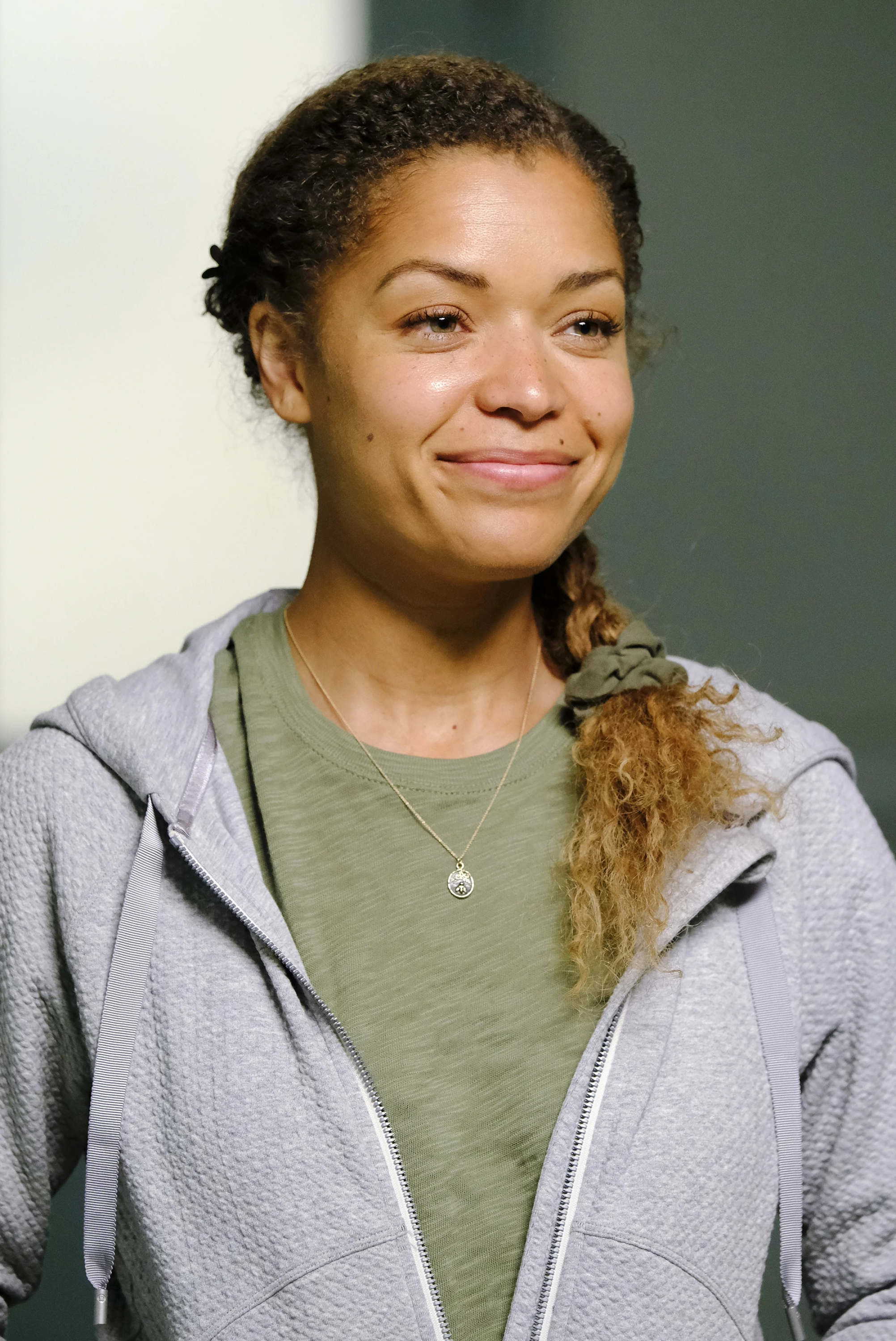 Antonia Thomas, TV Shows, Character biography, Claire Browne, 2010x3000 HD Phone