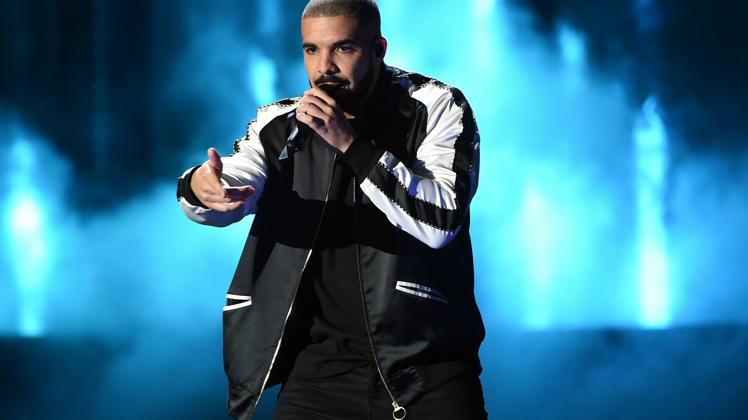 Grammys 2017, Drake's win, Celebrity fashion, Wallpaper, 2560x1440 HD Desktop