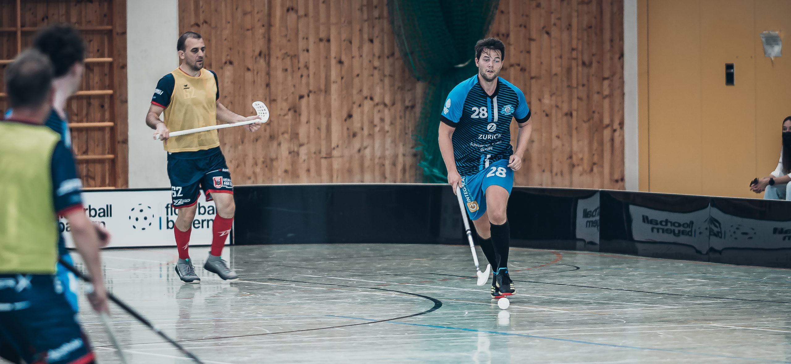 Floorball: Competition during the German Regional League seasonal event. 2560x1180 Dual Screen Wallpaper.