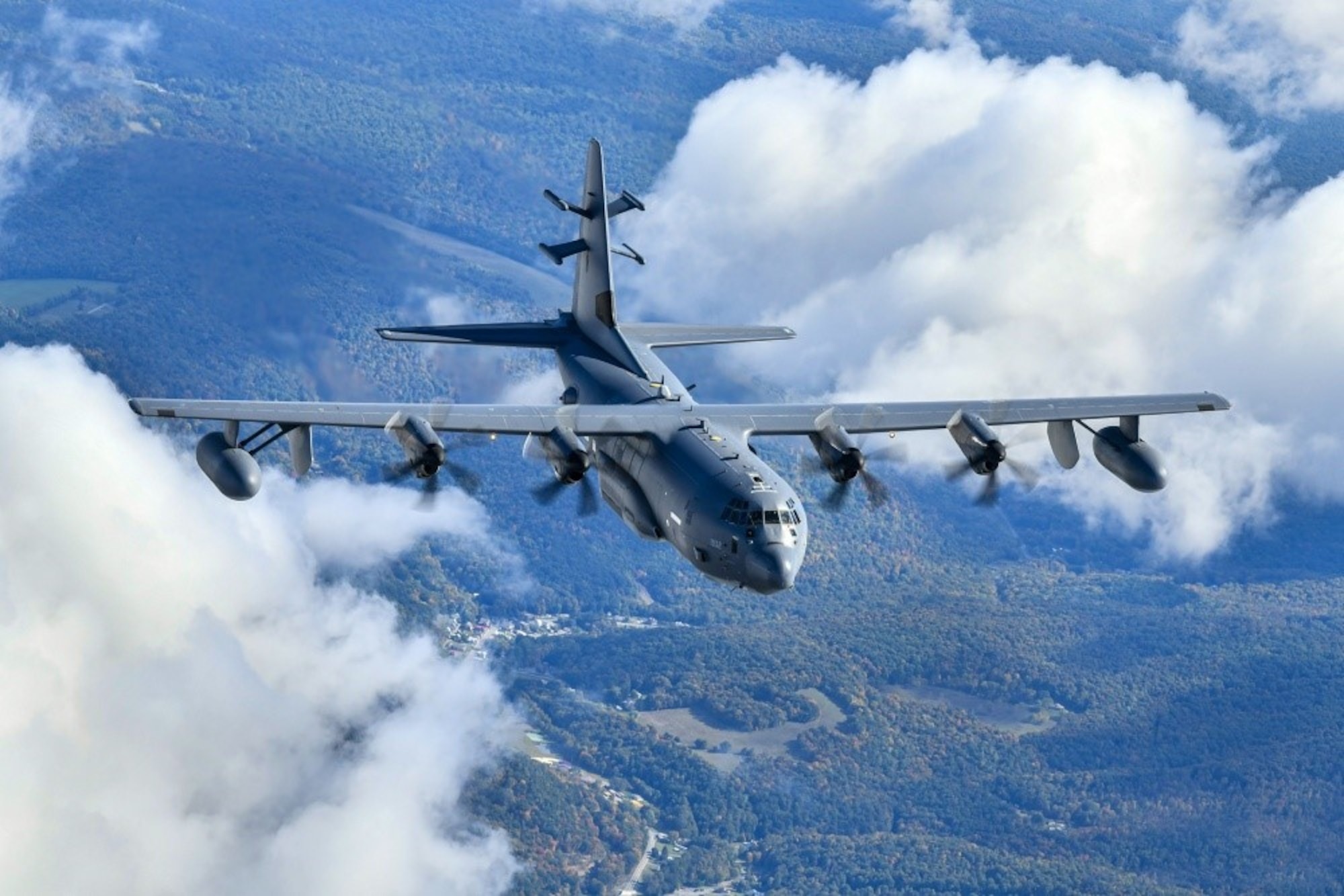 Lockheed AC-130, Commando solo, Fact sheet display, Aerial operation, 2000x1340 HD Desktop