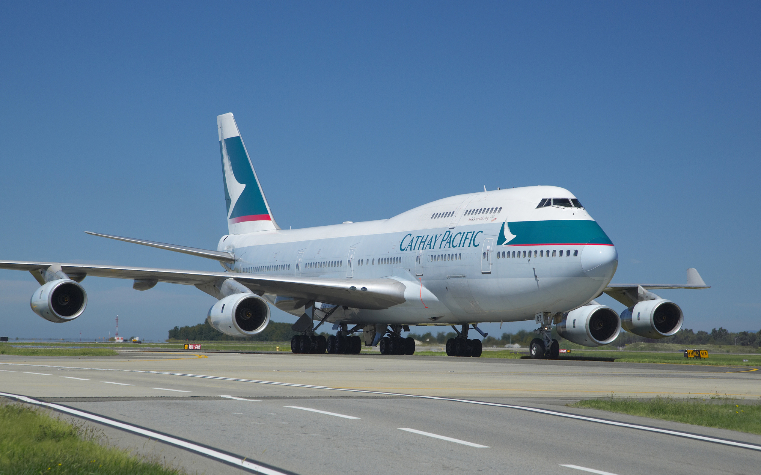 Boeing 747, Cathay Pacific elegance, Air travel luxury, Queen of the skies, 2560x1600 HD Desktop