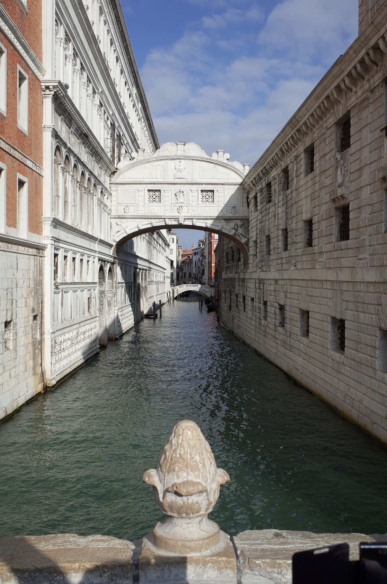 Venedigs ikonische Seufzerbrücke - eine Attraktion, die man gesehen haben muss, 1280x1920 HD Handy