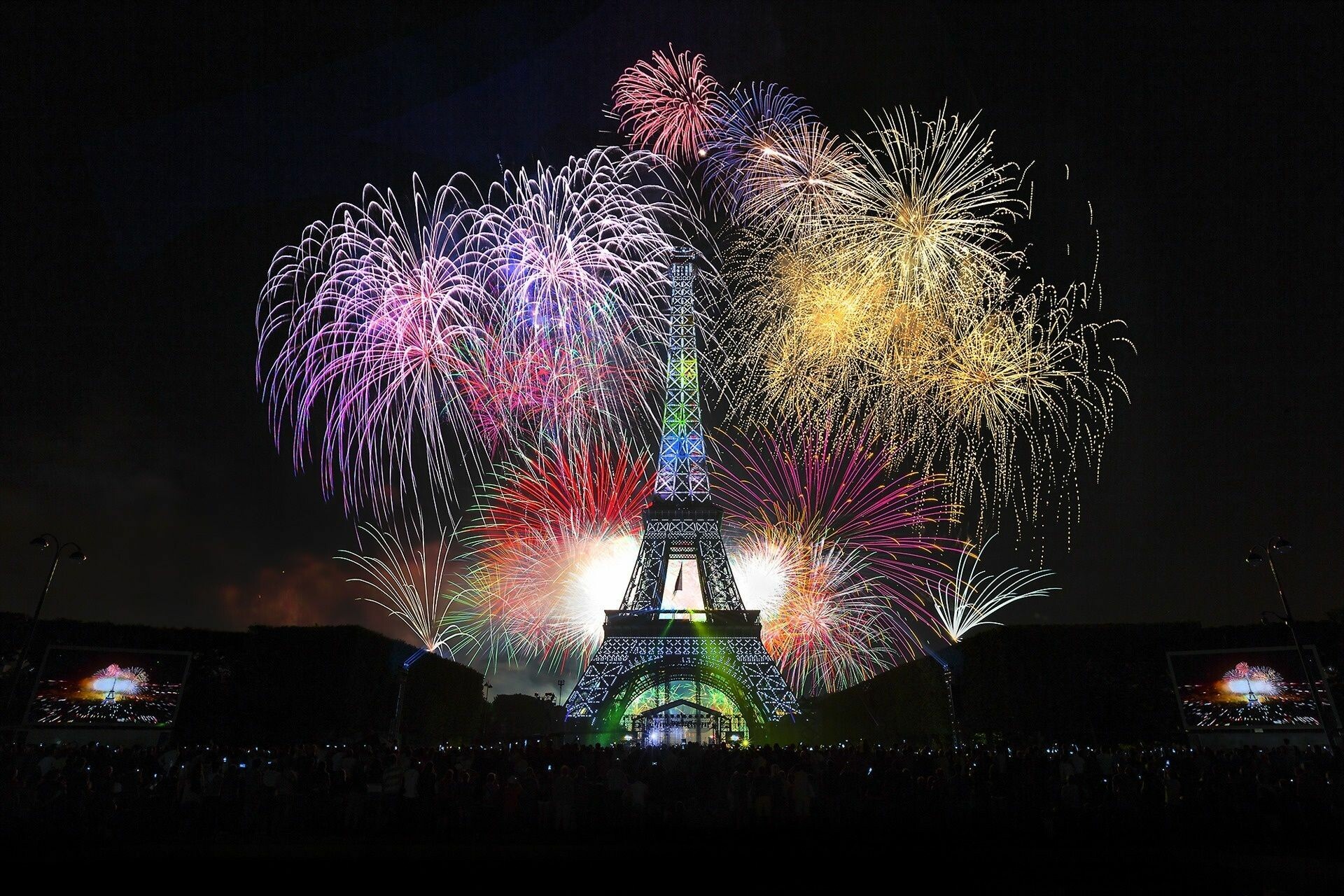 Firework: Eiffel Tower, Aerial pyrotechnics designed to fire up into the sky. 1920x1280 HD Background.