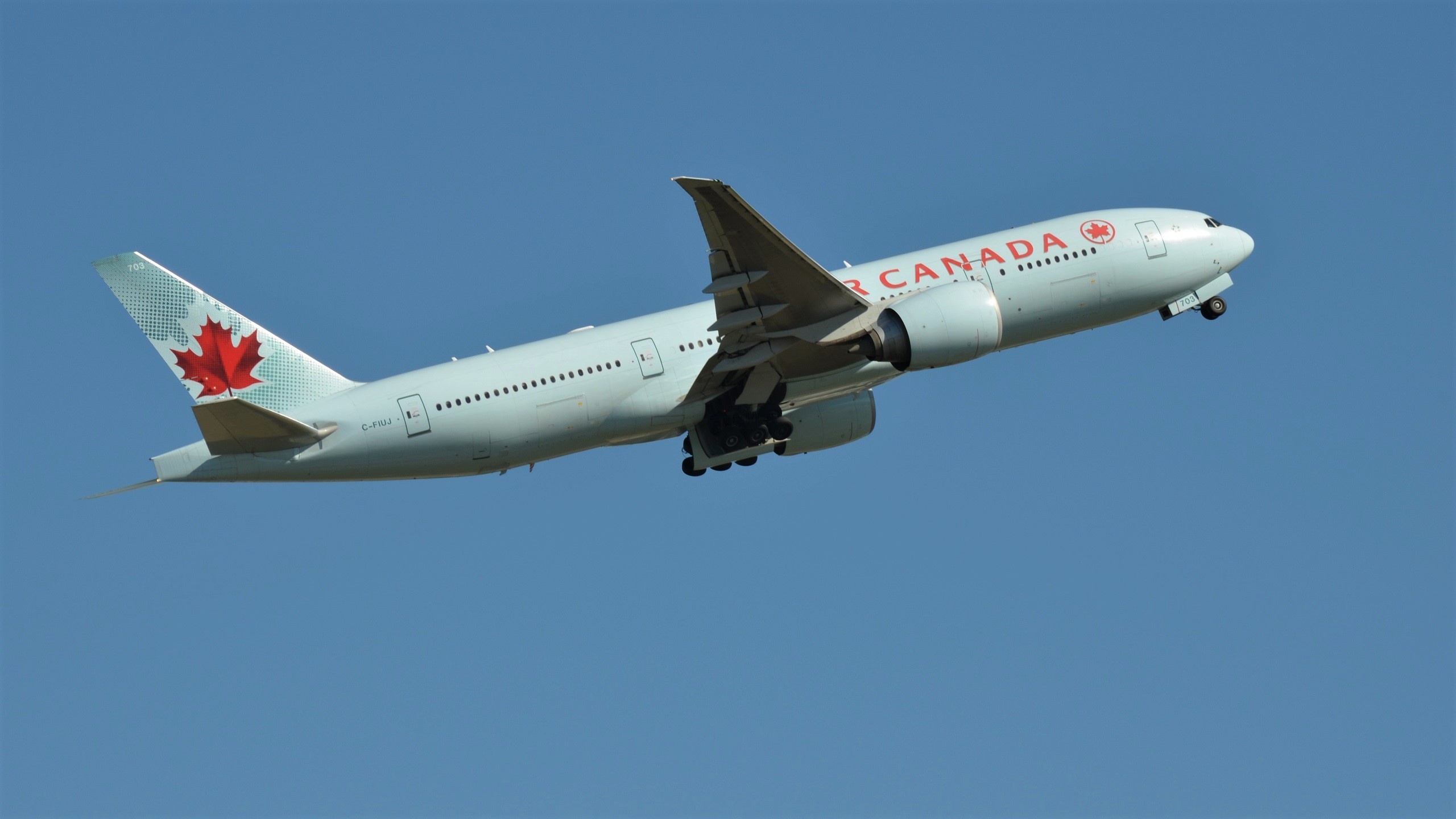 Air Canada Boeing 777, Sydney airport, C-FIVK, 2560x1440 HD Desktop