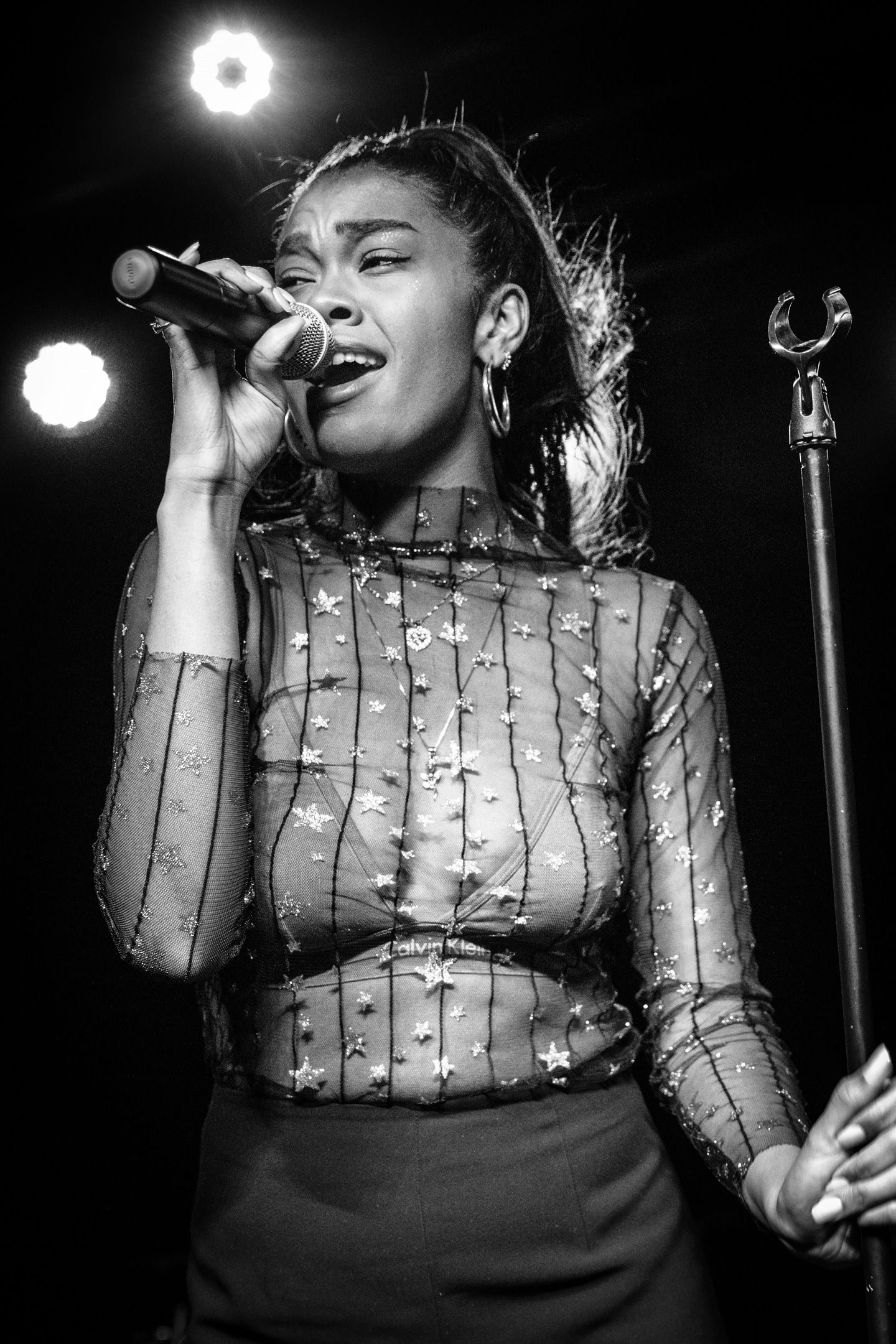Amber Mark, Live concert, Musician performance, Captivating photography, 1440x2160 HD Handy