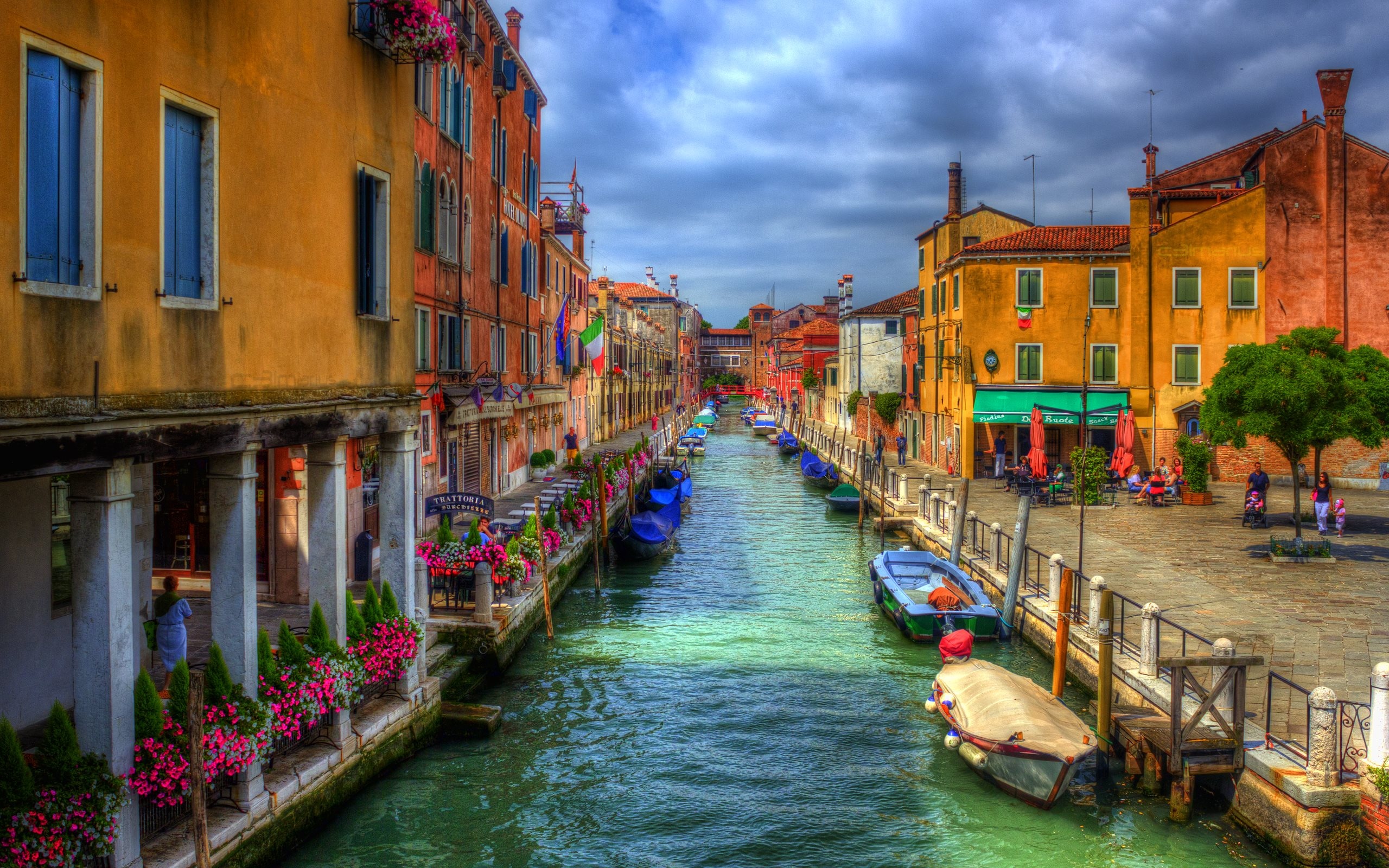 Gondola: Venice, Italy, Traditional Venetian rowing boat, Canal. 2560x1600 HD Background.