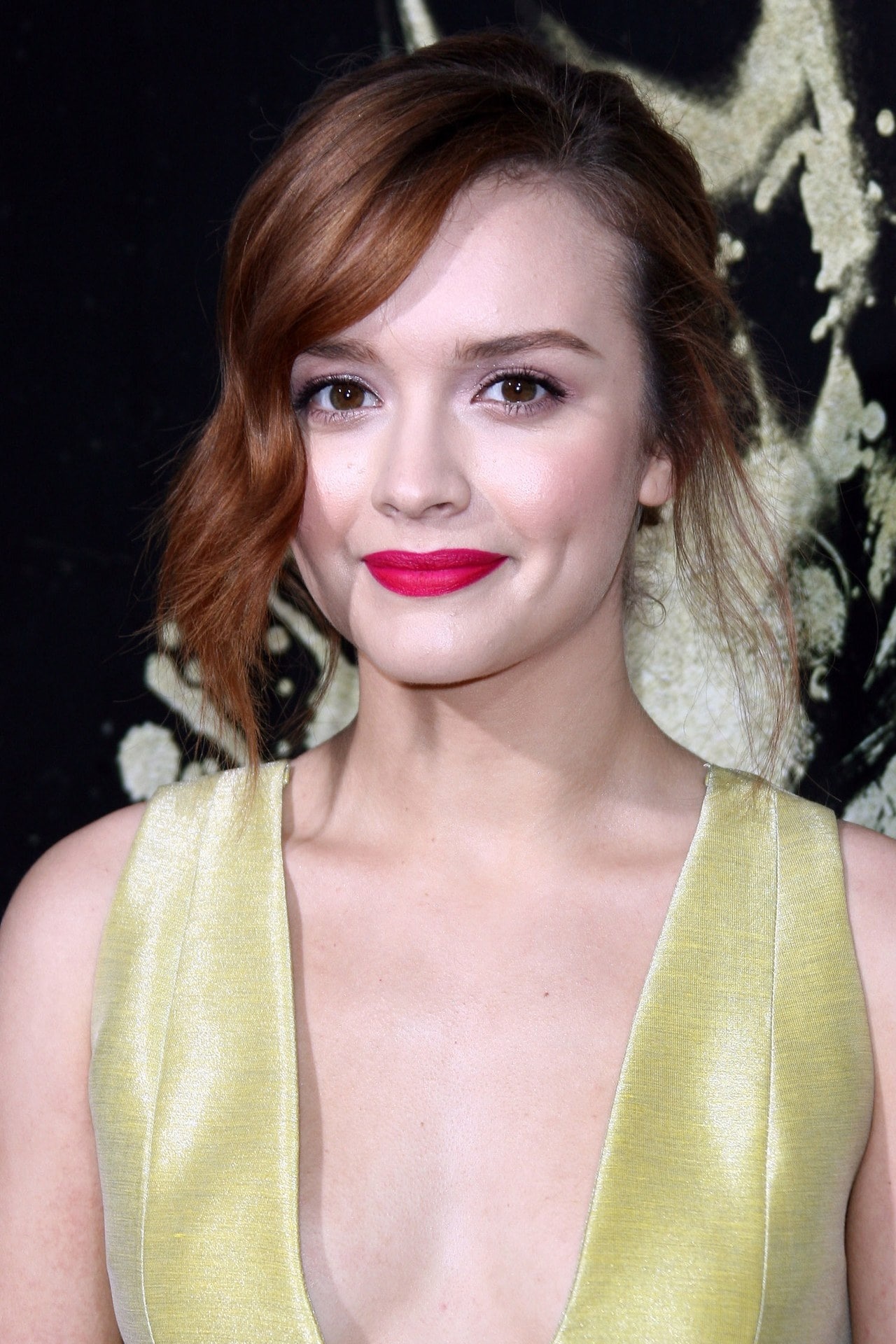 Olivia Cooke, HD wallpapers, High-resolution images, Attractive actress, 1280x1920 HD Phone