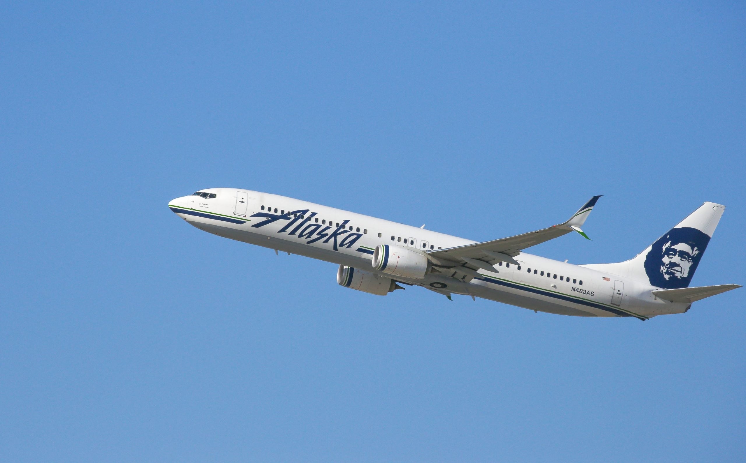 Alaska Airlines, Passenger facing charges, Threats made, Legal consequences, 2560x1590 HD Desktop