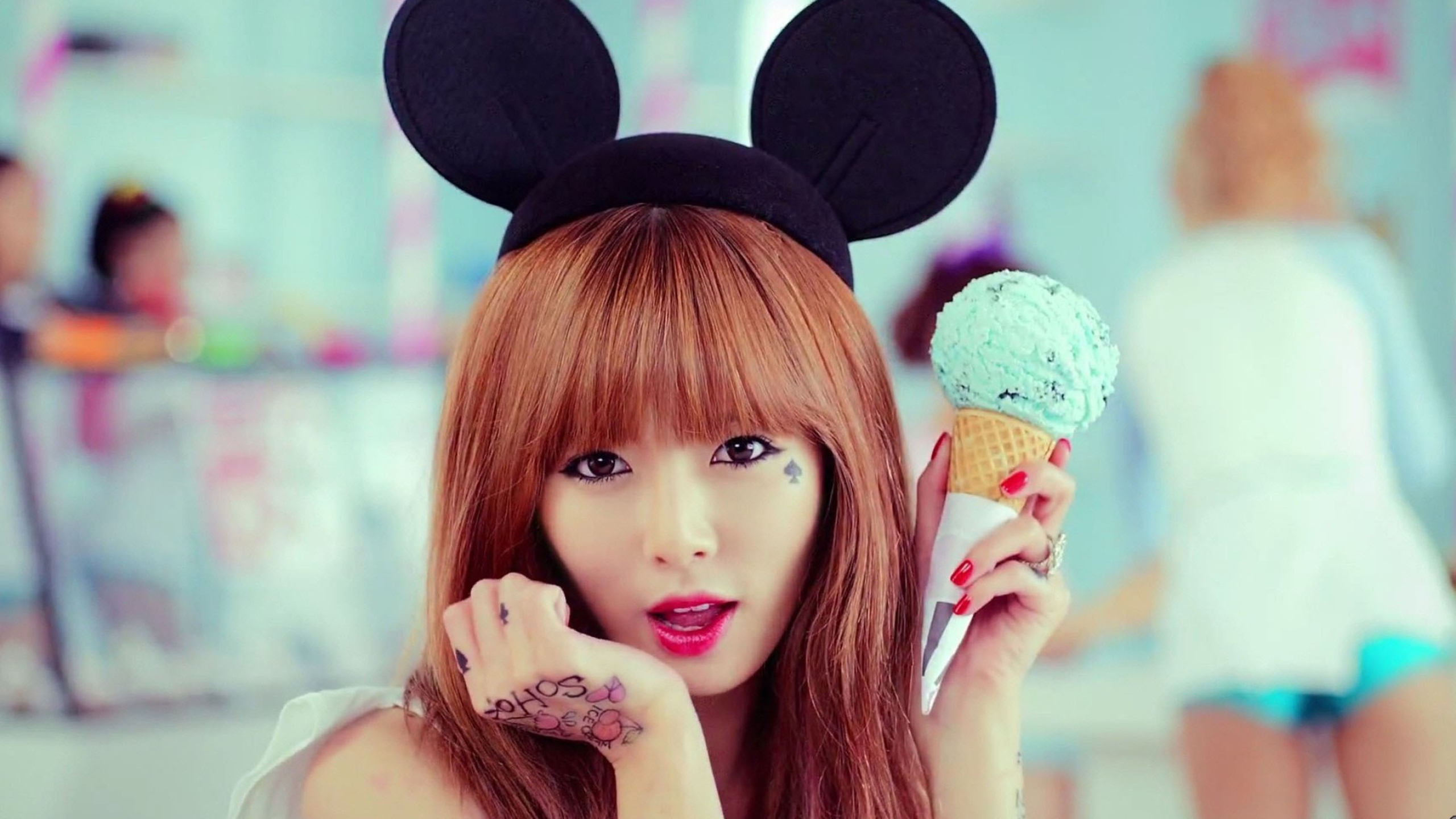 Kim Hyun-a, Closeup holding ice cream, 2560x1440 HD Desktop