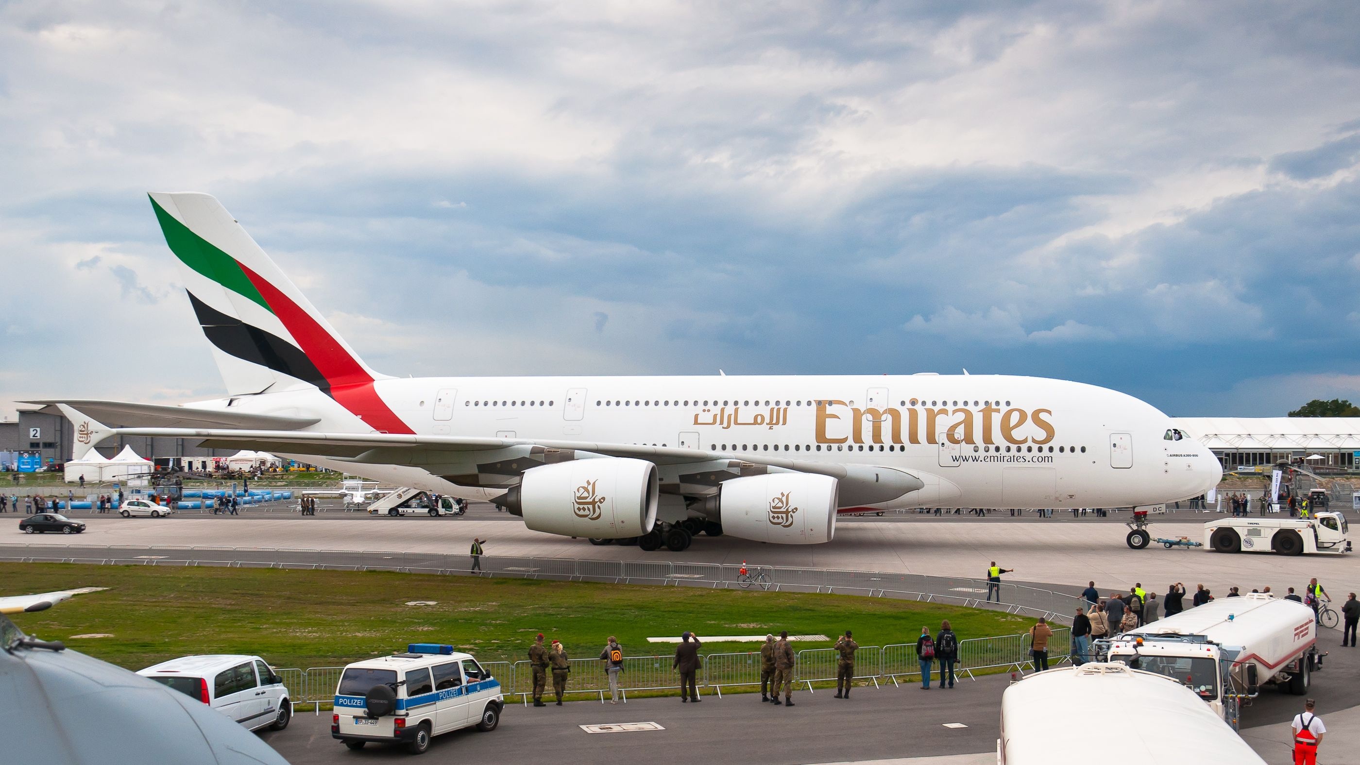 Emirates Airline, Infinite flying, Air travel inspiration, Incredible experiences, 2800x1580 HD Desktop