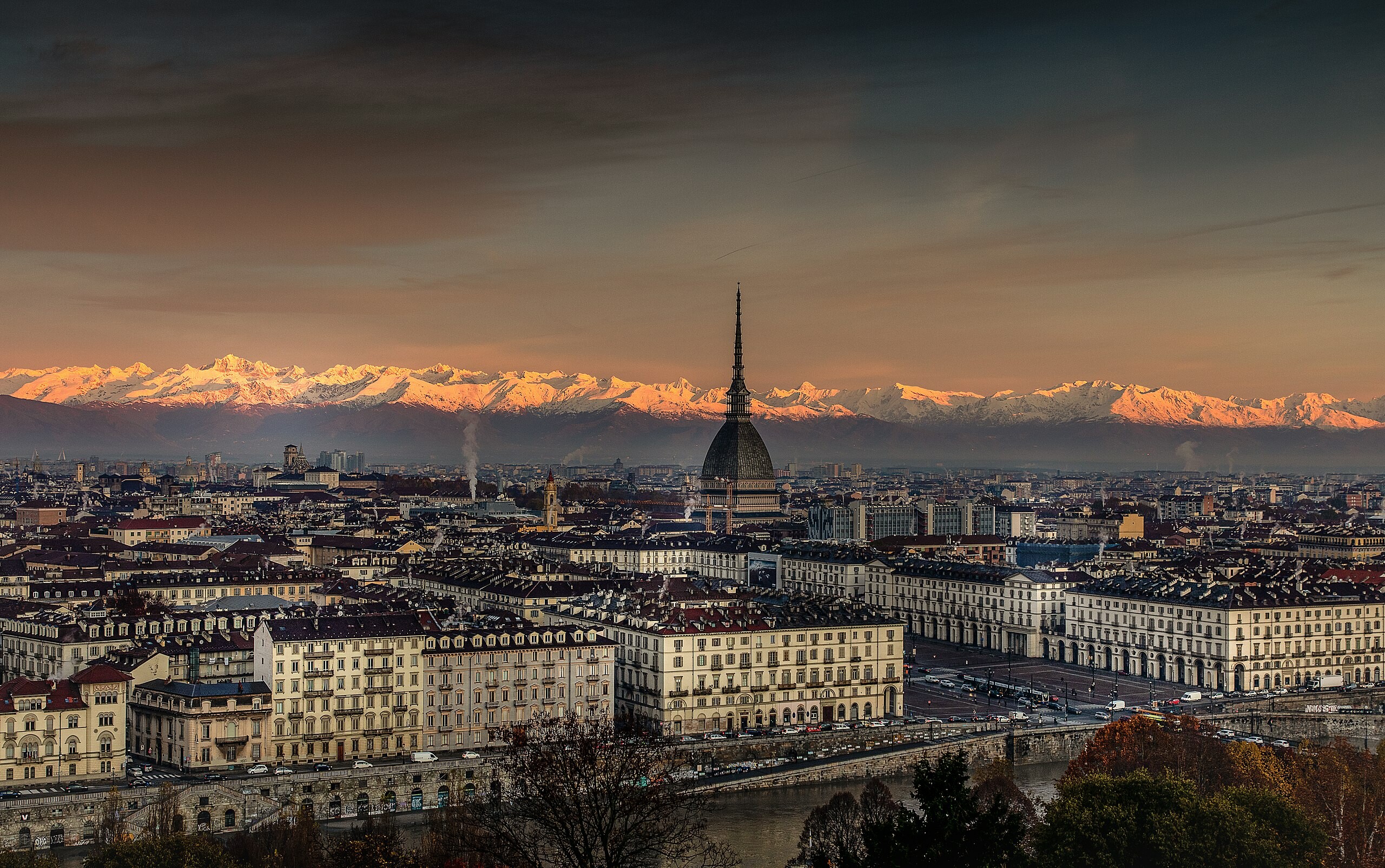 Turin: Chiesa di Santa Maria del Monte dei Cappuccini, Cityscape. 2560x1610 HD Background.