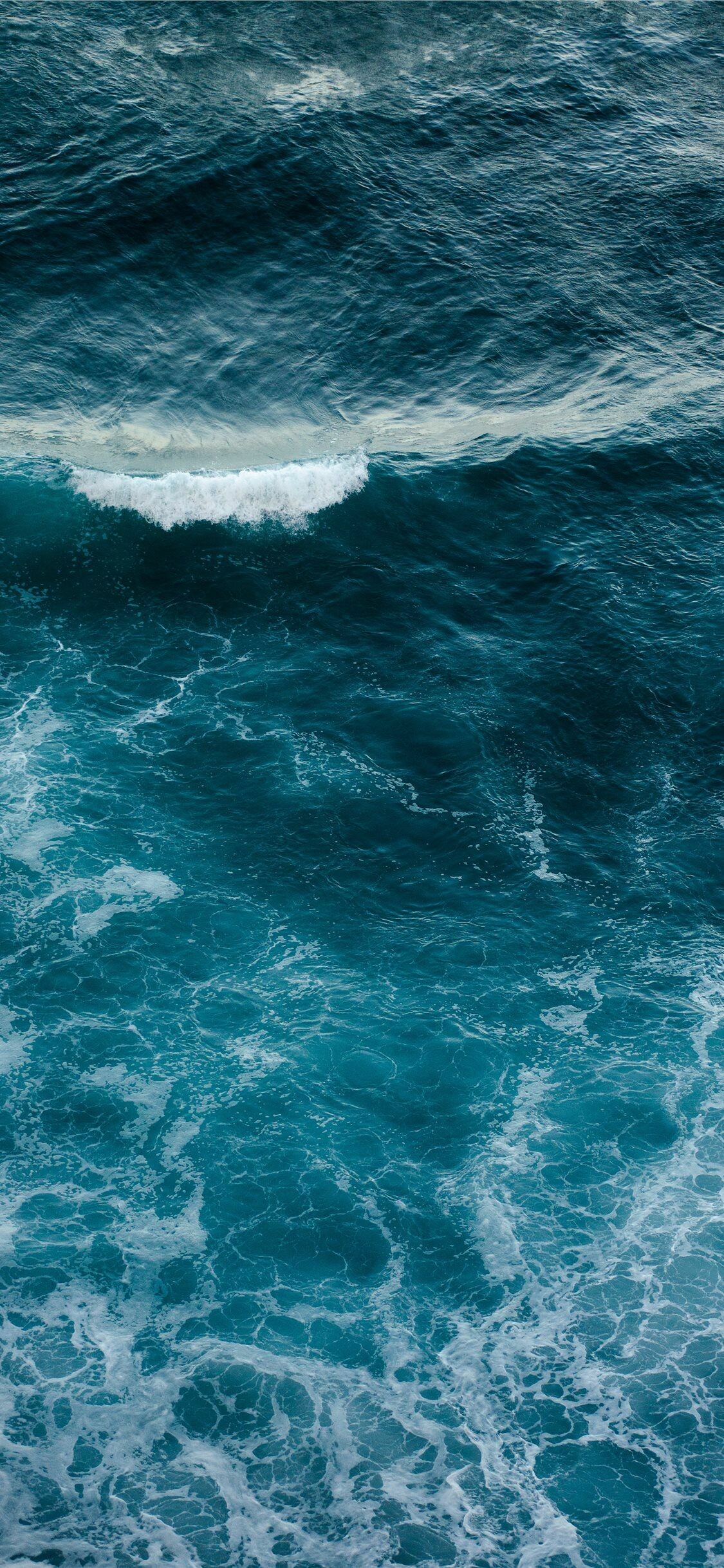 Ocean: The Atlantic is located between the Americas and Europe and Africa. 1130x2440 HD Background.