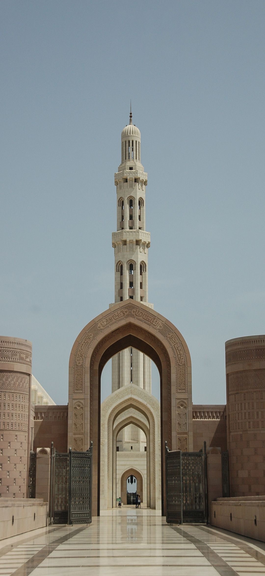 Muscat (Oman), Sultan Qaboos Grand Mosque, Islamic art, Architectural masterpiece, 1080x2340 HD Handy