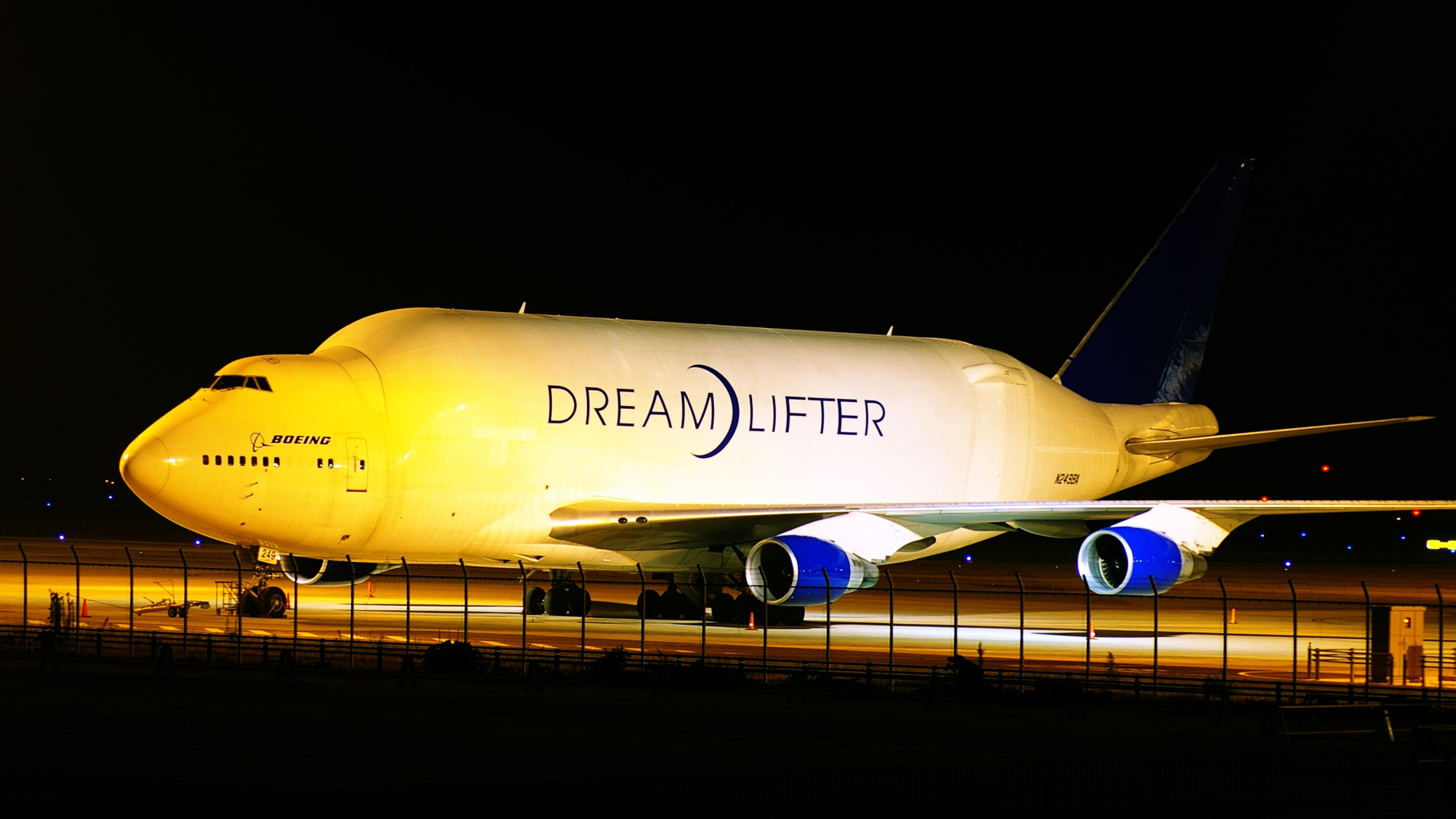 Boeing Dreamlifter, Cargo carrier, Commercial airlift, Global logistics, 2560x1440 HD Desktop