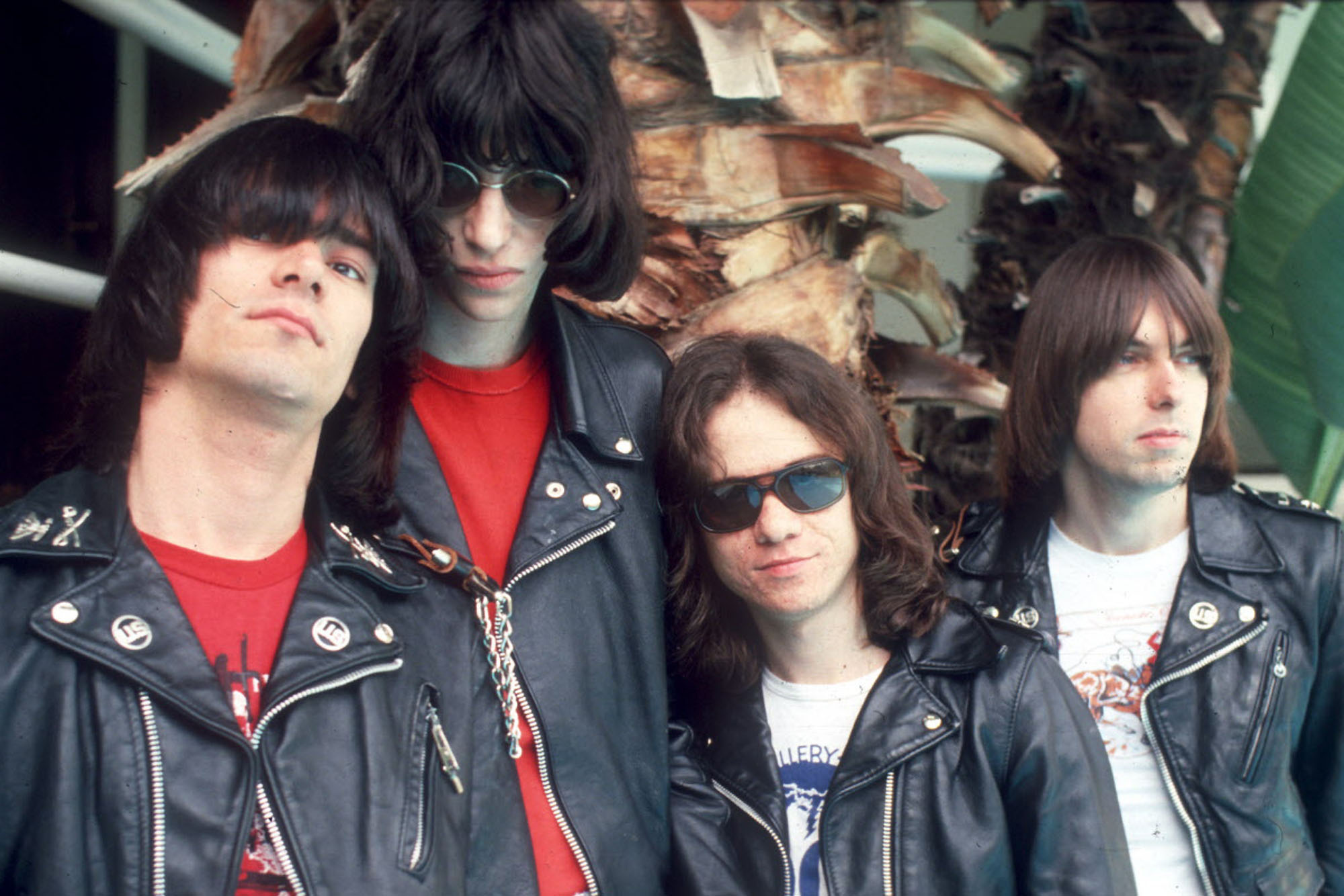 Ramones Band, Ripped up clothes, Lost guitar, 2000x1340 HD Desktop