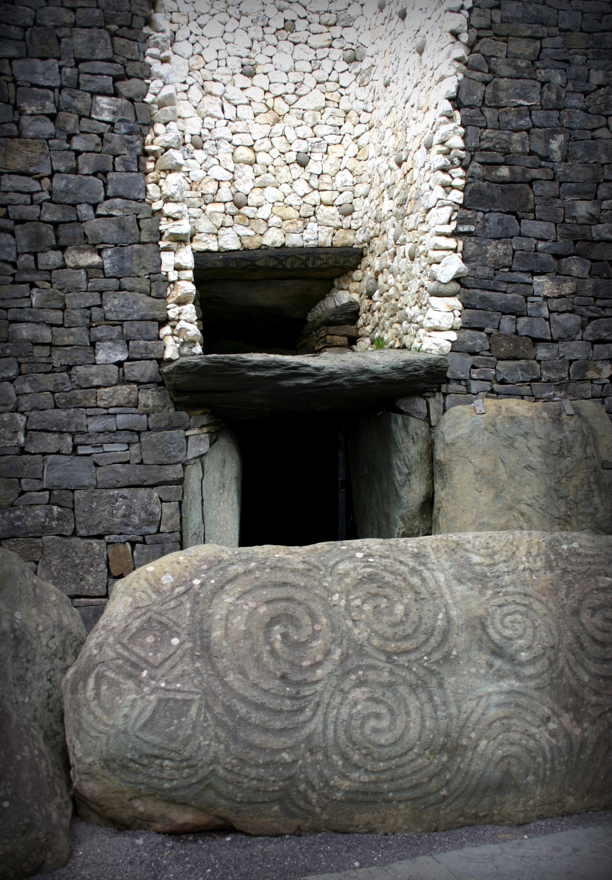 Newgrange, Ireland's ancient wonders, Co Meath, Claddagh Design, 2150x3090 HD Phone