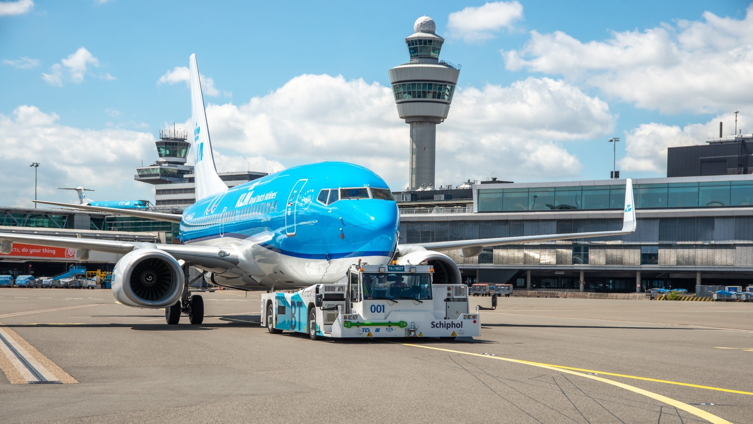 Amsterdam-Schiphol Airport, Sustainable taxiing, Future modes, Operation, 2560x1440 HD Desktop