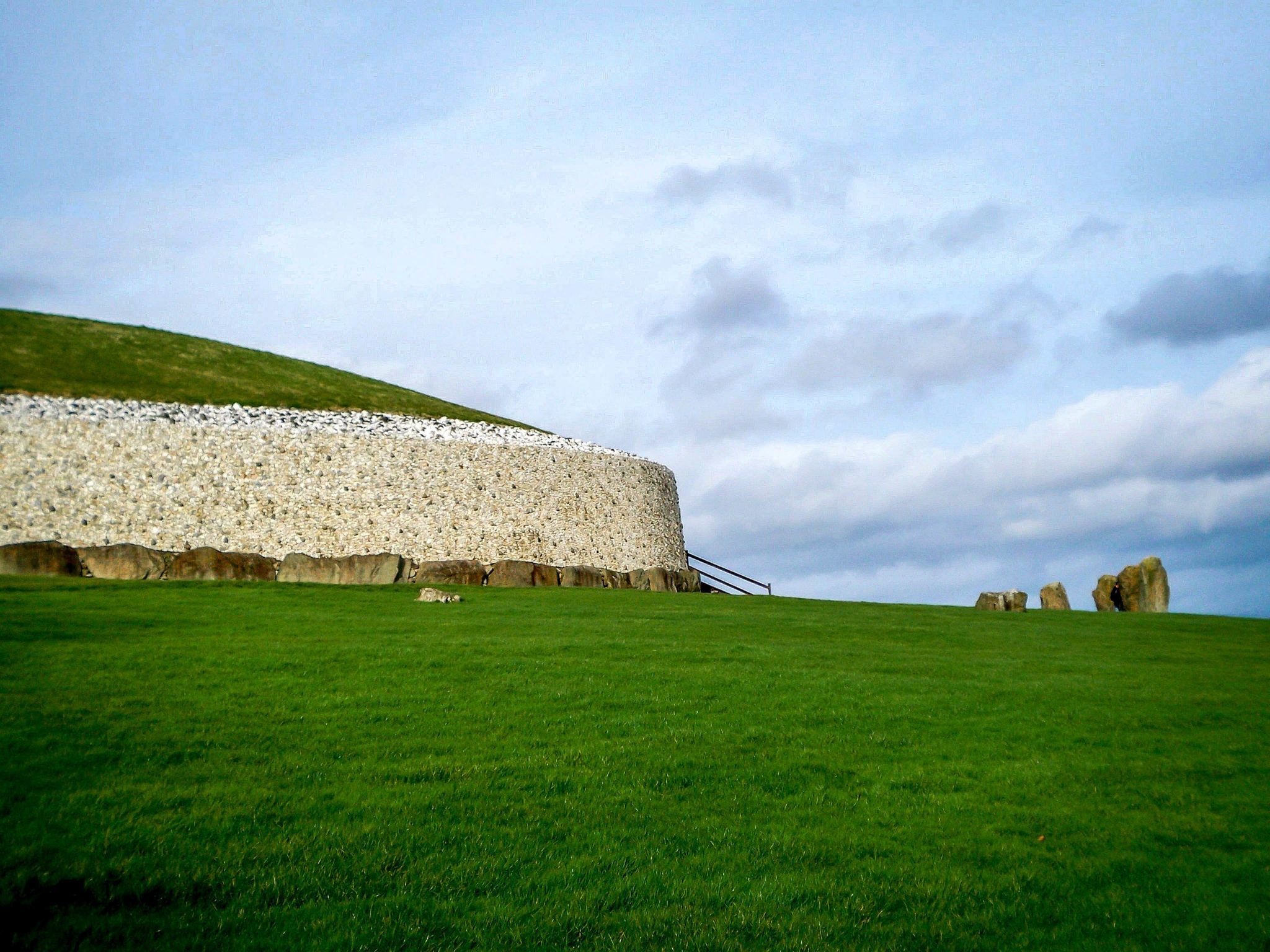 Newgrange, Enigmatic tomb, Captivating photos, Traveller's delight, 2050x1540 HD Desktop