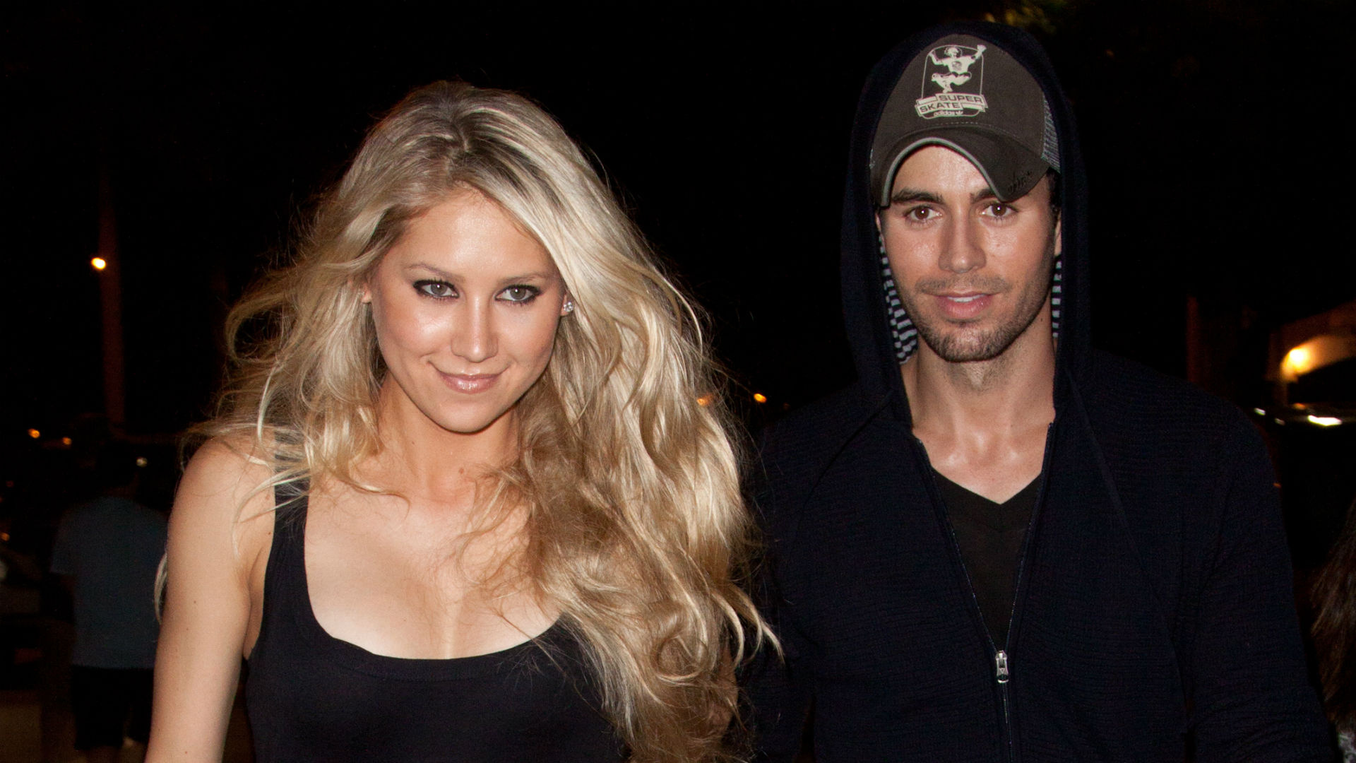 Enrique Iglesias and Anna Kournikova: The Grammy-winning singer and the tennis champ first met in late 2001. 1920x1080 Full HD Background.