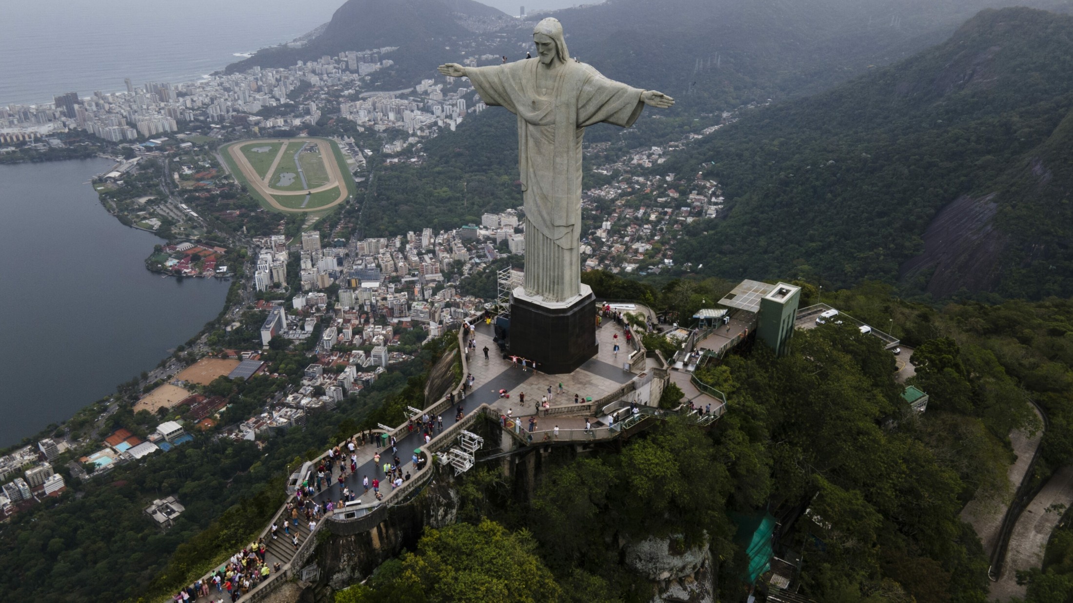 Corcovado Mountain, Wahrzeichen der Stadt, Christus statue, 90th birthday, 2200x1240 HD Desktop