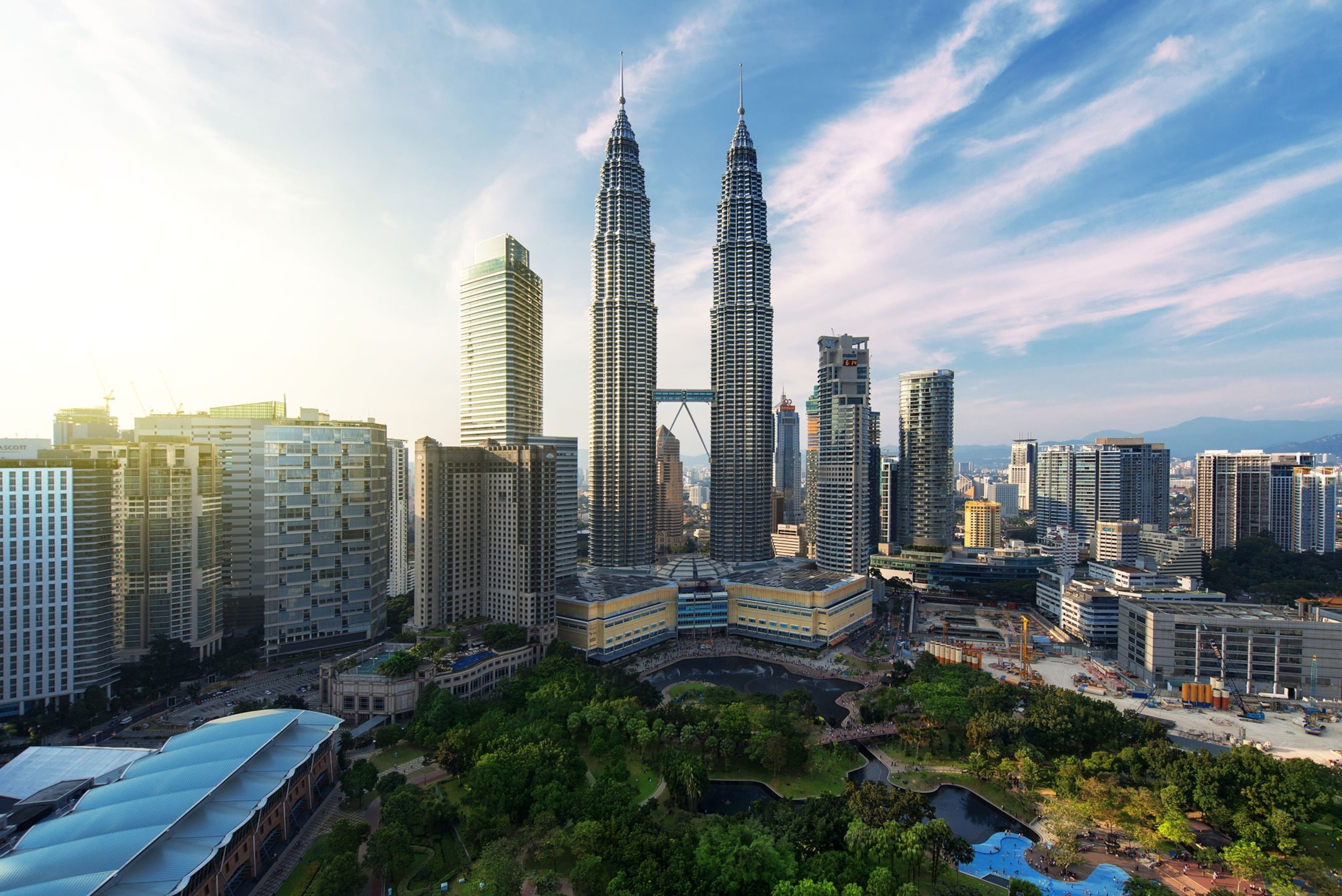 Сколько сейчас в малайзии. Башни Петронас Малайзия. Петронас Куала Лумпур. Столица Малайзии - Куала Лумпур Петронас. Petronas Twin Towers Куала-Лумпур.