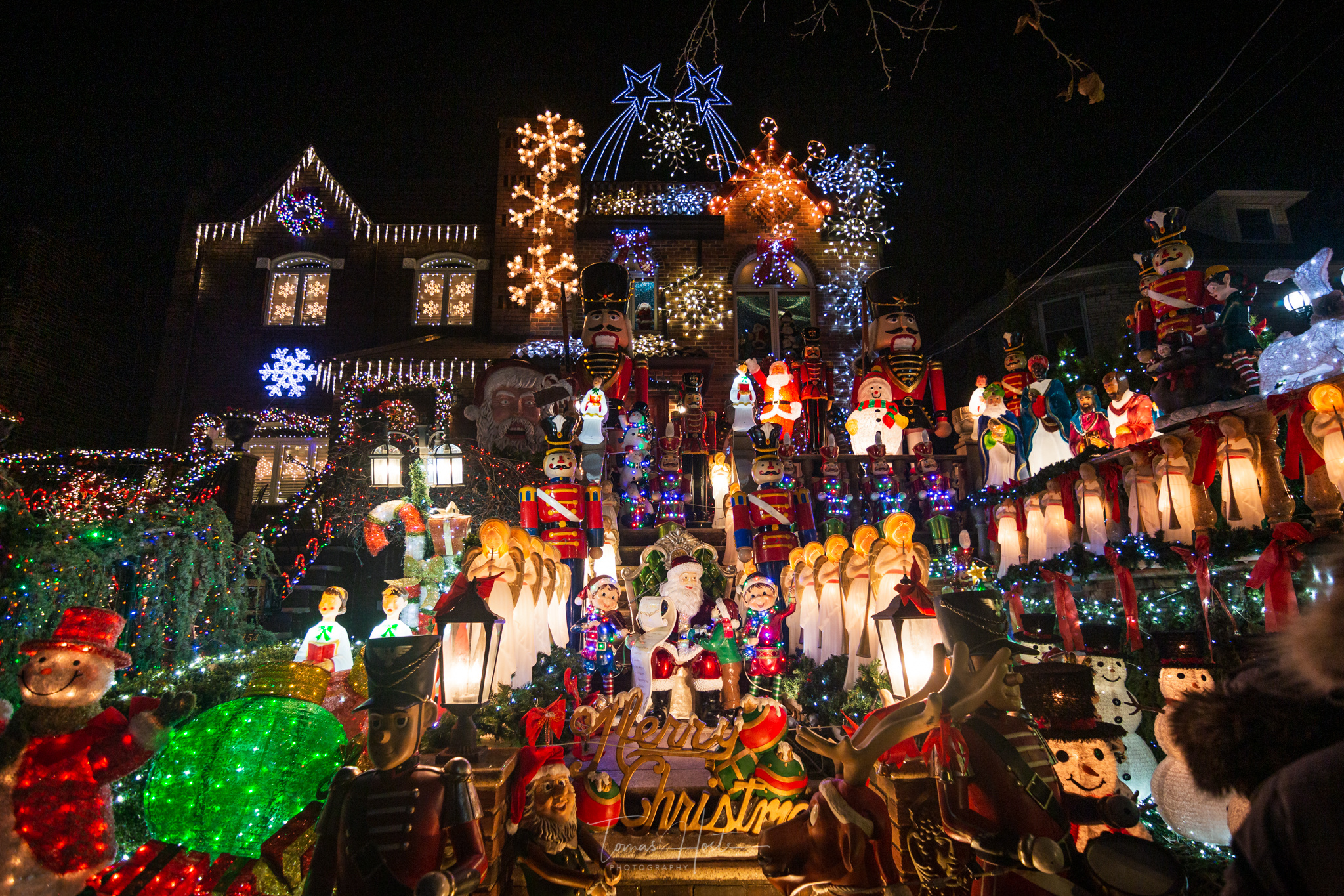 New York Christmas: Dyker Heights, Holiday lights and decorations, Urban chic. 2050x1370 HD Background.