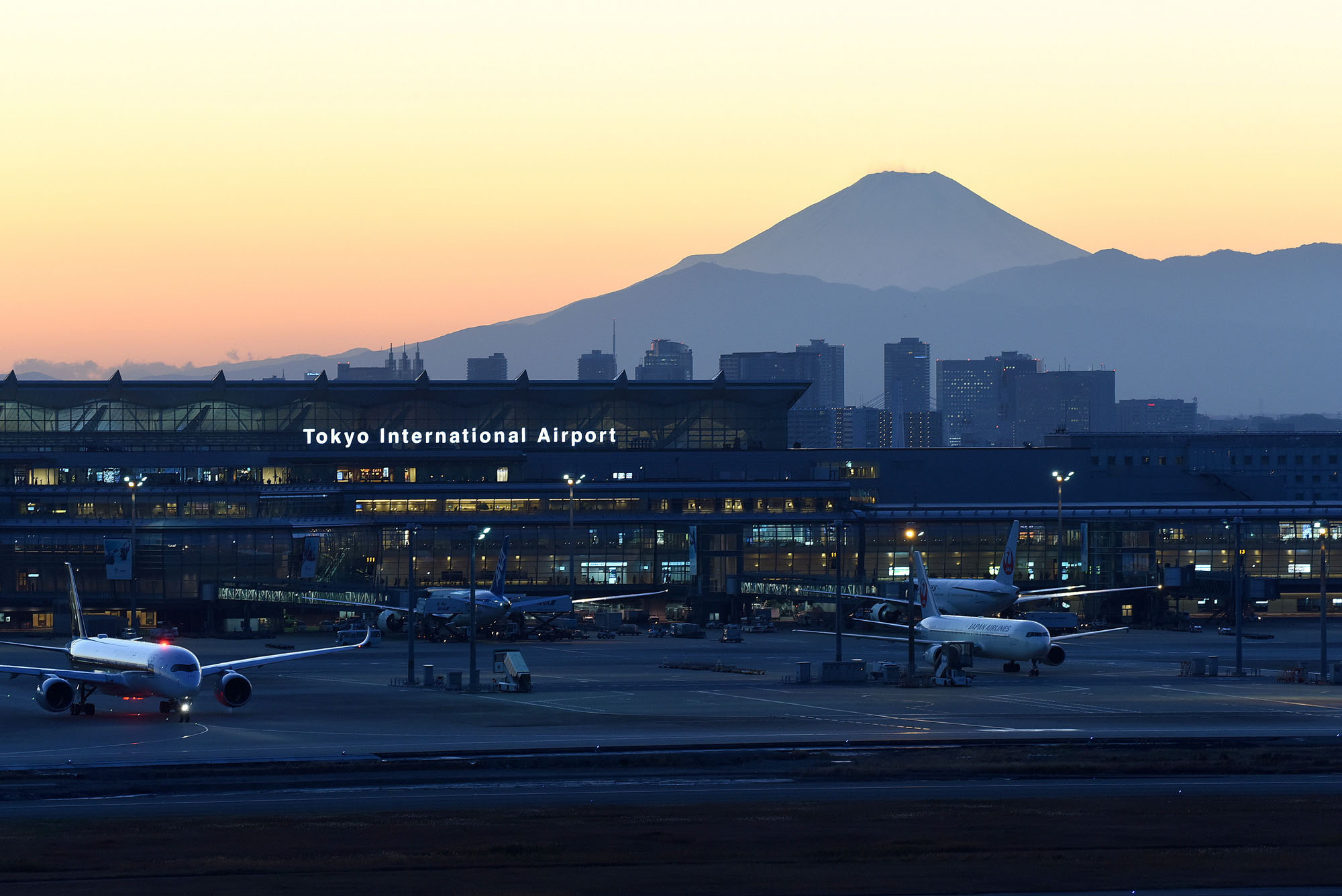 Haneda Airport, First sunrise of the decade, The Japan Times, 2000x1340 HD Desktop