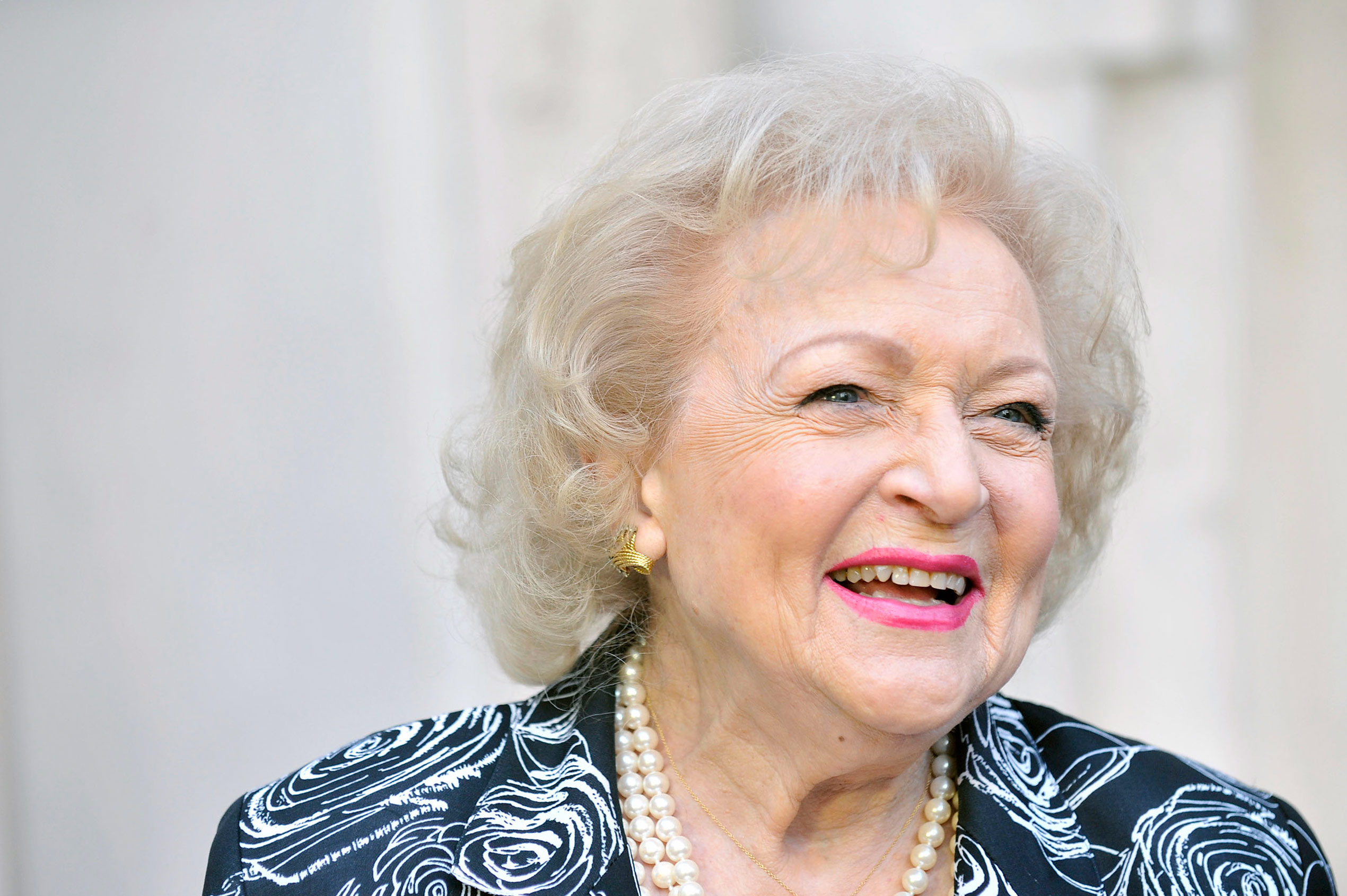 Betty White, Movies, Natural causes, Kindness, 2540x1690 HD Desktop