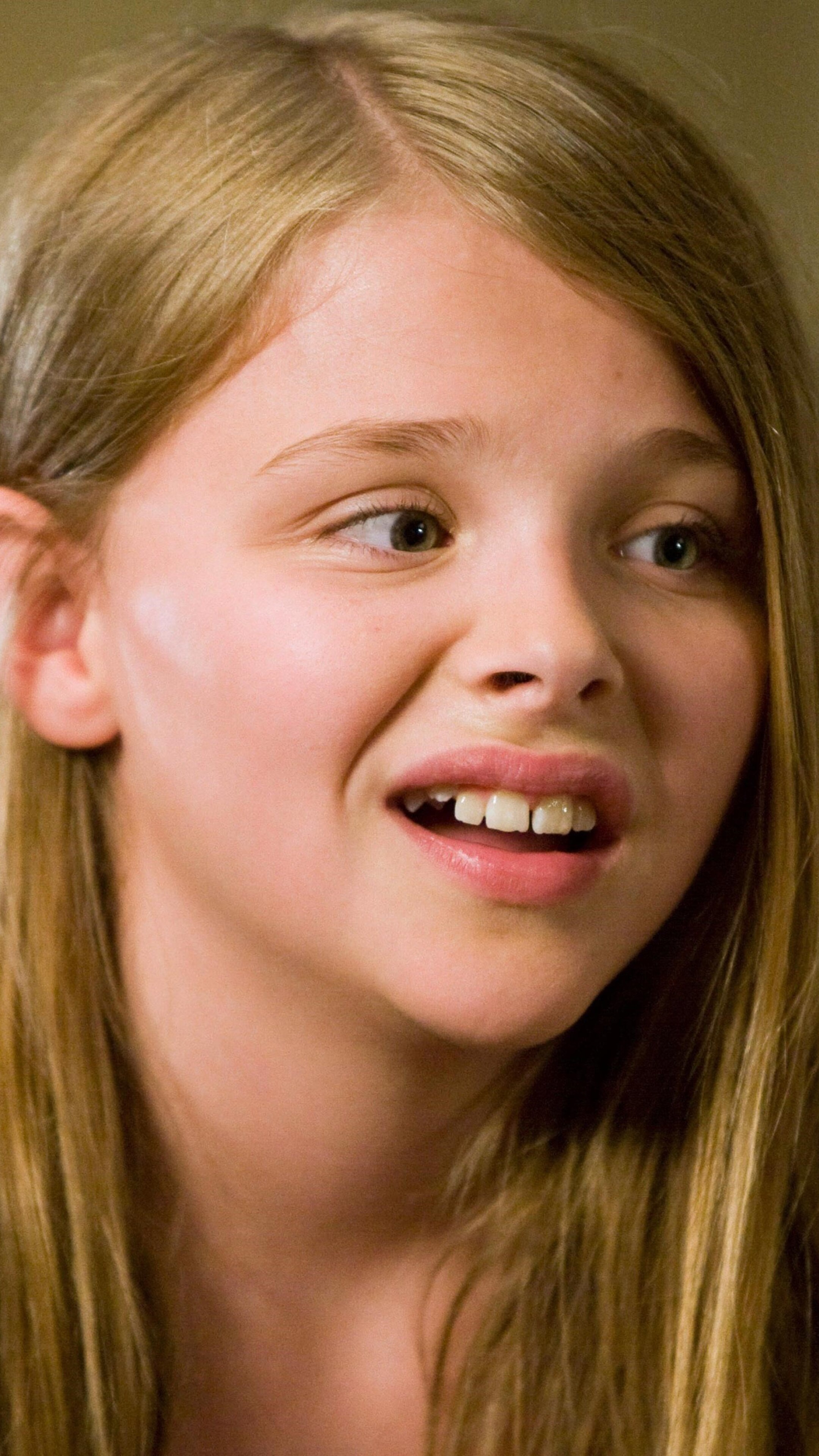 (500) Days of Summer: Chloe Grace Moretz as Rachel Hansen, Tom's younger half-sister. 2160x3840 4K Background.
