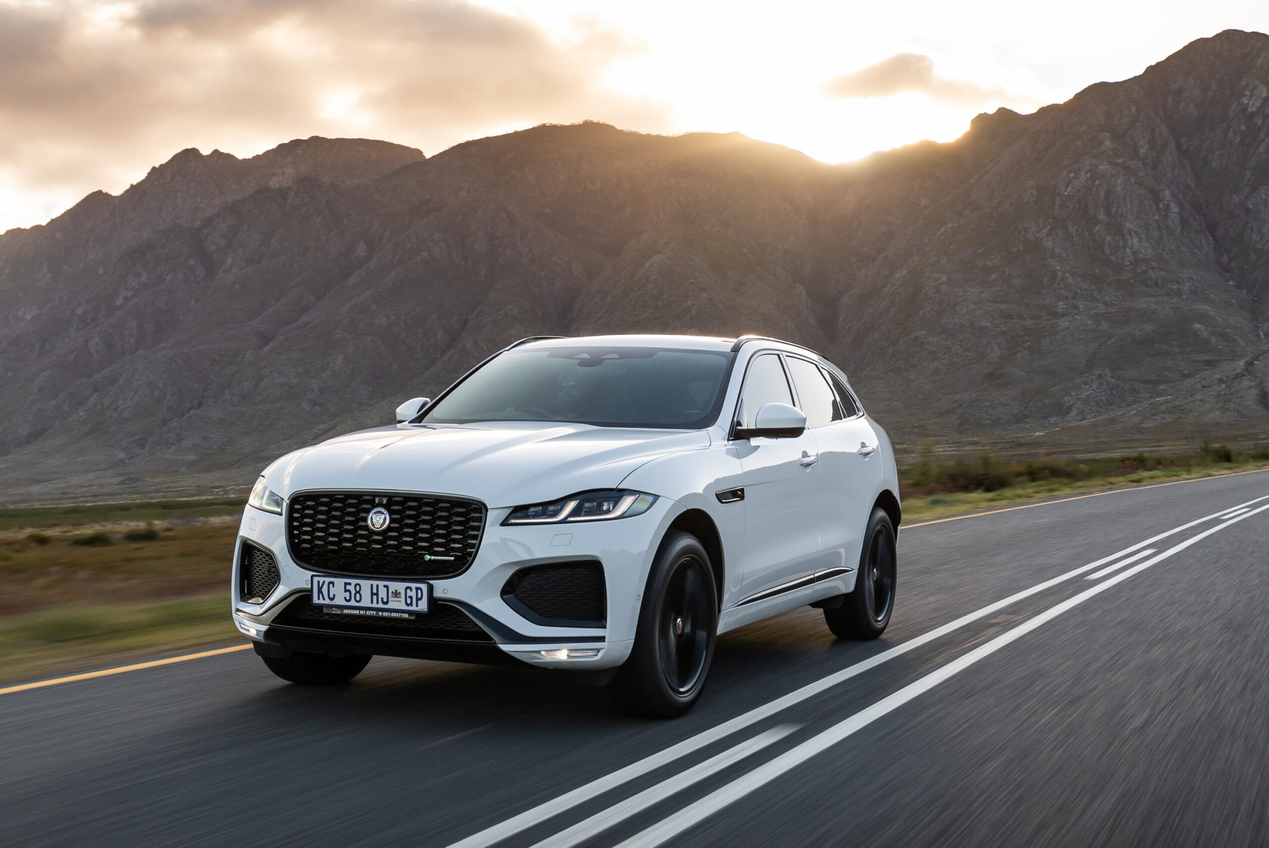 Jaguar F-PACE, Updated exterior and technology, Sophisticated SUV, Superior driving experience, 2560x1710 HD Desktop