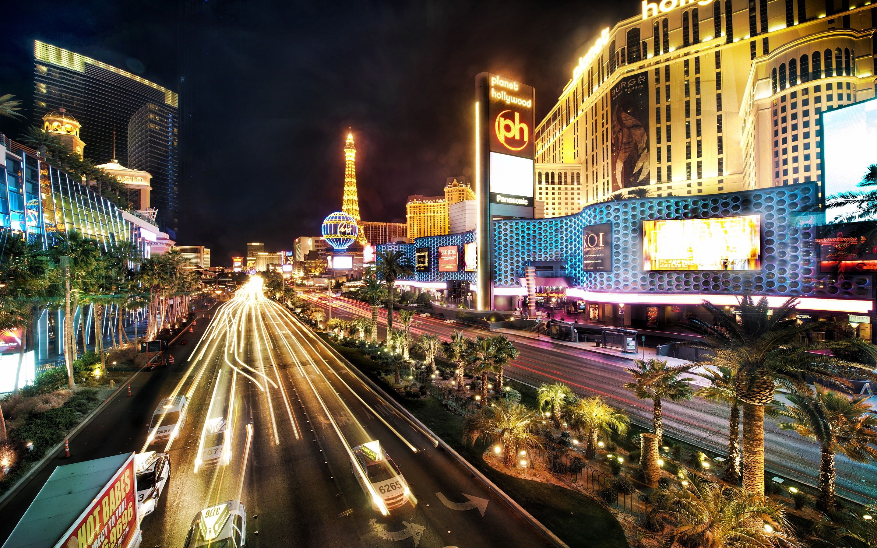 Las Vegas Strip, Iconic skyline, High-energy atmosphere, Famous hotels, 2880x1800 HD Desktop