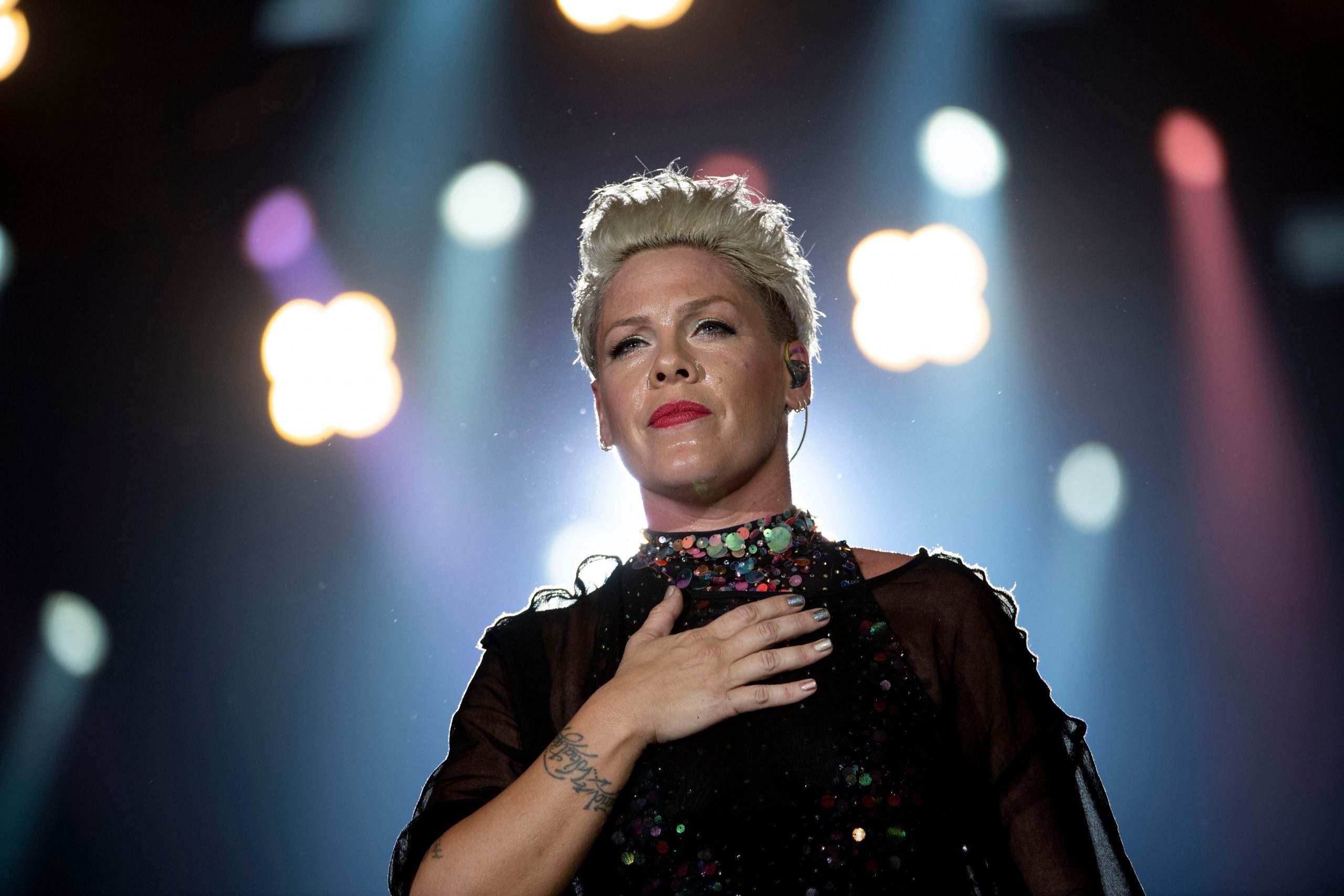 P!nk, Singer pink and her 3 year old son, Recover after testing positive, 2560x1710 HD Desktop