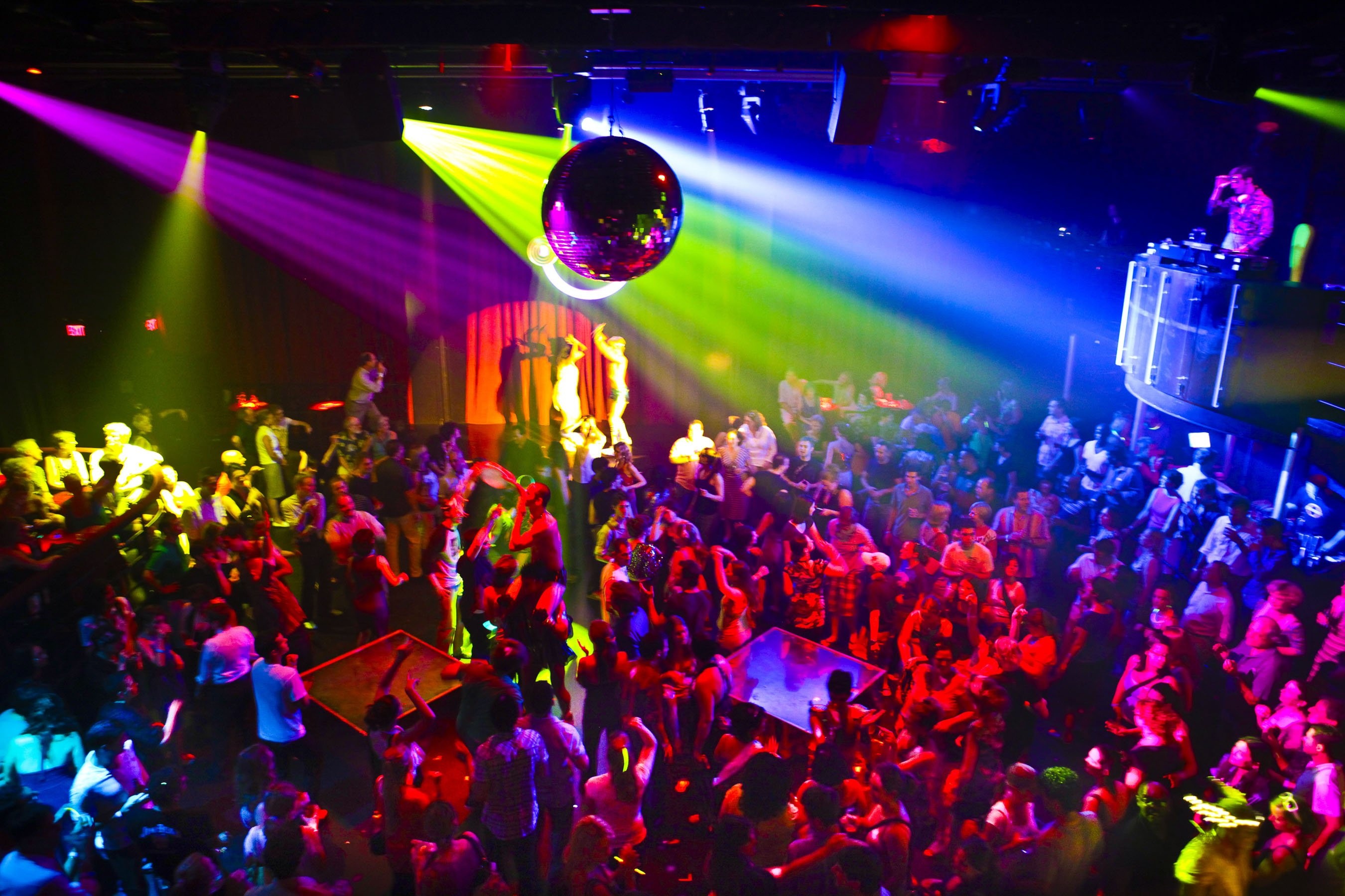 Disco: Dance, Club atmosphere, An entertainment venue during nighttime, Dance floor. 2700x1800 HD Background.